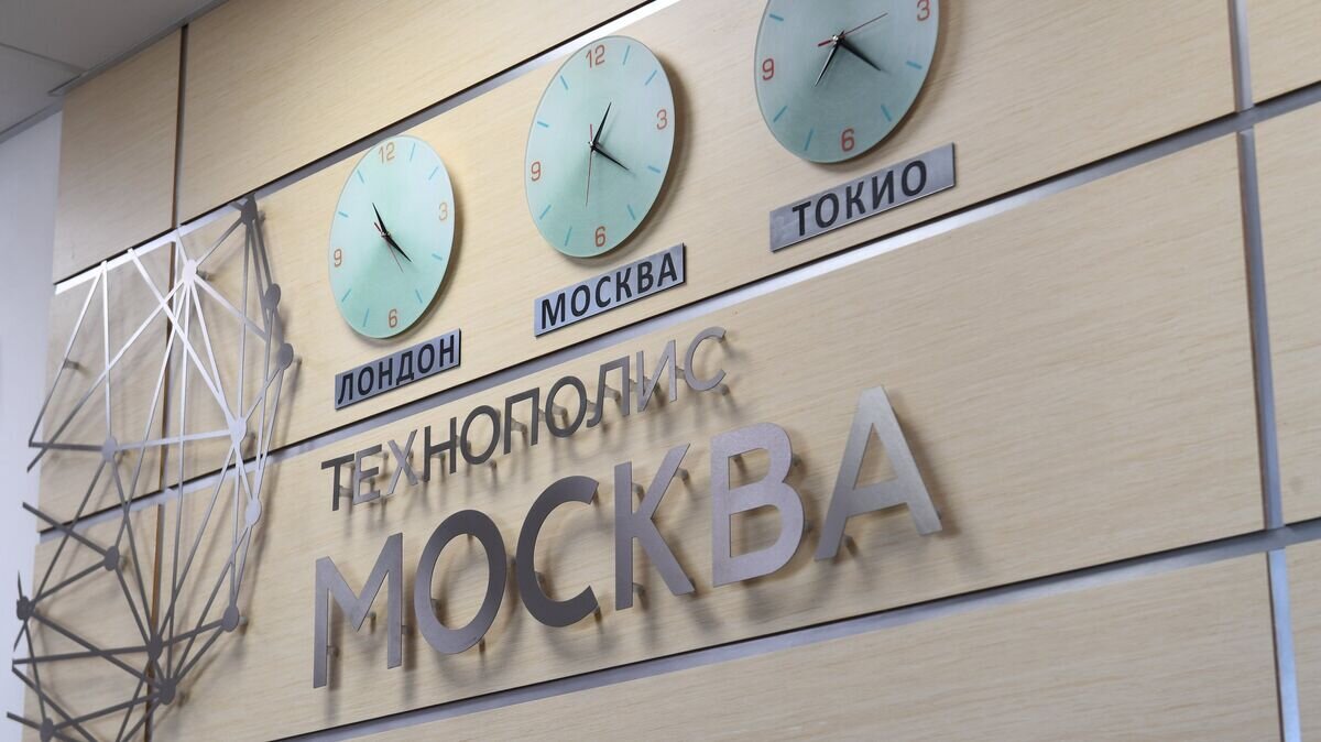    Часы с тремя часовыми поясами в технополисе "Москва"© РИА Новости / Сергей Пятаков