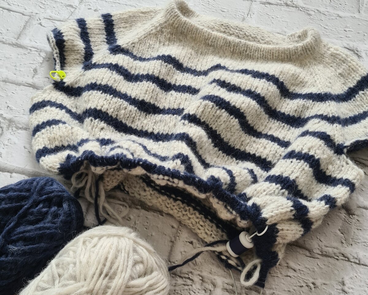 Джемпер регланом сверху на стадии вязания тела после отделения рукавов