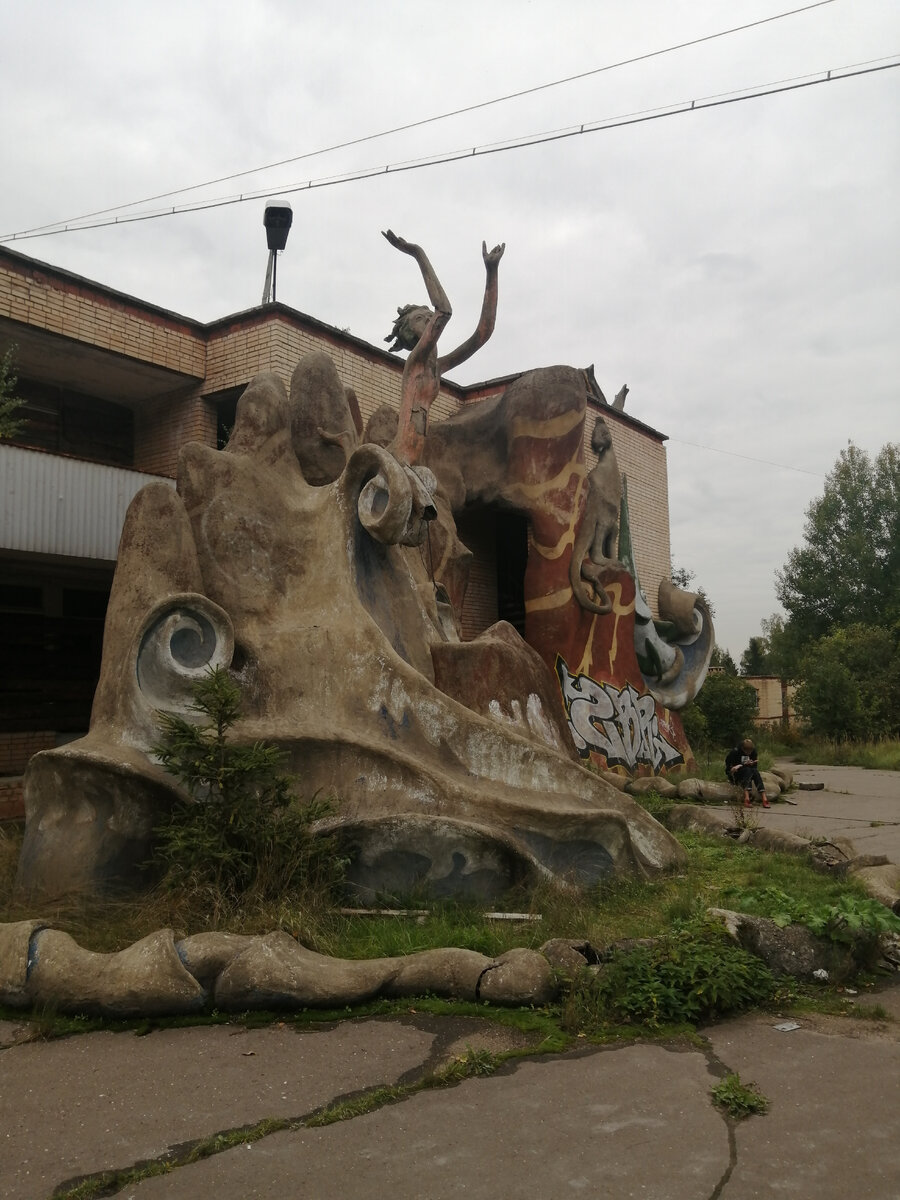Скульптуры на главном здании пионерлагеря "Сказка".
