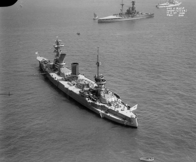 Линейный корабль «Марат» на внешнем рейде Портсмута (Спитхед) 17.05.1937 г. Источник: https://topwar.ru/173633-paradnyj-blesk