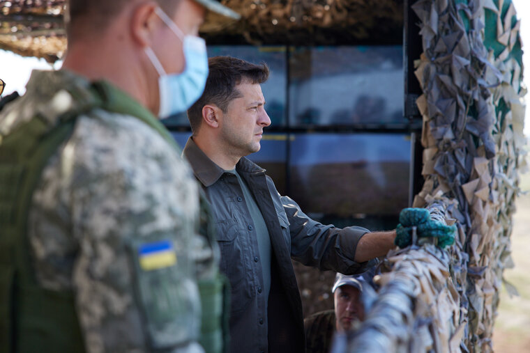    Президент Украины Владимир Зеленский предупреждал, что впереди — «зима недовольства»