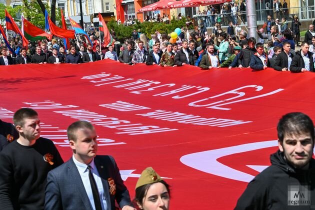    Знамя Победы во главе «Бессмертного полка» Александр Погожев © ИА REGNUM