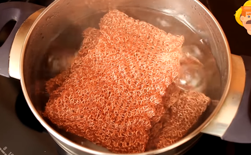 Процесс очистки медной сетки для самогонного аппарата