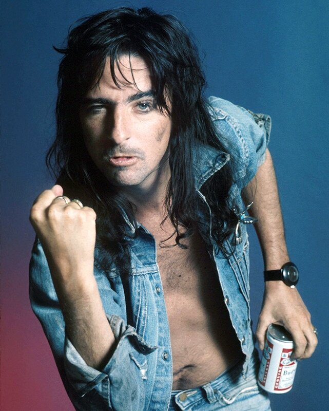 Элис Купер и главная причина его бед.