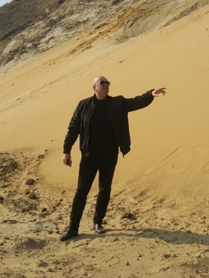 Введение 
Дорогой читатель, хочу сразу предупредить, перед вами не просто познавательный текст для чтения о нашей психике и мышлении как его части, а это реальная возможность изменить свою жизнь, превратив её в увлекательное и счастливое путешествие. И это не банальное погружение в одну из очередных методик или сборника с тысячью и одним советом, что так или иначе оставляет вас в пределах какой-то очередной обусловленности. 
И всё дело в том, что вы и так будучи обусловленными своей жизнью и опытом, в таком случае всего лишь, оказываетесь в пределах другой обусловленности, которая может быть более совершенна, чем ваша, благодаря проделанной работе, опыту и знаниям какого-то автора, его методики и т.п., но тем не менее это всё же такое же погружение только в более структурированную и находящуюся на еще более высоком уровне абстракции обусловленность, чем ваша. 
А это означает, что ваше Я непременно будет продолжать, опираться на что-то, что ему предложено как нечто более совершенное и полезное для него, создавая новую всепоглощающую иллюзию, но самую суть влекущую за собой принцип освобождения мышления от обусловленности уловить не получится, т.к. новое содержание, окажется теми же оковами не позволяющим понять сам принцип освобождения своего мышления. А, следовательно, за рамками понимания останется и сам принцип того, как и средствами чего это мышление создает наше столь любимое нами Я. Только выйдя за содержание мышления и сделав само мышление объектом восприятия, появится возможность шагнуть дальше, к полной и настоящей свободе от всего известного нам в нашей жизни.
Всё, рассказанное мною в этой в книге будет донесено до вас максимально подробно, что может стать для вас некоей инструкцией, следуя которой вы сможете обрести новое ощущение жизни, где не будет места страданиям, конфликтам, проблемам и тому подобным неприятным проявлениям жизни. 
Да, безусловно будет много сложного для чтения текста, именно поэтому я добавил в качестве реального примера того, как изложенное далее может повлиять на конкретную проблему, я выбрал одну из очень сложных зависимостей, чтобы на её примере показать, способы и методы обращения своего мышления на себя само. И в качестве примера для демонстрации, описываемой мною концепции переформатирования себя, я выбрал такую интересную зависимость, как курение, ведь. Она одна из тех, что наиболее сложно поддается избавлению от неё, именно поэтому в некоторых местах моего рассказа, я буду говорить об этой зависимости, но к счастью использовать эти принципы, можно в отношении любой зависимости в вашей жизни, поскольку как я и говорил выше, изменения будут происходить не на уровне содержания и каких-то фишечек, а на уровне полного изменения мышления. И тогда станет не важно зависите ли вы от какого-то человека, алкоголя, наркотиков, способа привычного мышления и т.п., вы осознаете сам принцип и получите ясное понимание, того, как вы оказались в зависимости в первую очередь от своего Я, а уже после этого понимания, все остальное перестанет иметь для вас хоть какое-нибудь важное значение. 
Одним словом, понимание идей, изложенных в книге, очень хорошая возможность познать одно из самых загадочных и малоизученных феноменов нашего мышления. И я говорю о его многоуровневости, о его смысловых иерархиях, но самое главное о его привязанности к контекстам и о способности быть обращённым на себя в привязке к контексту контекстов. 
И возможность разобраться в этом, заключена не только в том, что вам это может показаться очень полезным или важным, а в том, что как ни крути, все ваши самые высшие и управляющие вашей жизнью смыслы и значения, оказываются результатом нашего многоуровневого мышления, которое создает для вас несуществующие миры, и не просто создает таковые, а делает их для вас объективной реальностью, действительностью за которую многие оказываются готовы отдать не только свою жизнь, но и забрать чужую, если несуществующий мир подвергается опасности. Именно такое погружение в иллюзорные миры мышления и создает возможность наполнения индивидуальным и разнообразным содержанием нашу жизнь и наше Я, превращая жизнь одних людей в бесконечные страдания, а других в увлекательное и интересное приключение. Но самое страшное, что, находясь внутри этого мира, у человека нет возможности выбирать, т.к. других миров для него не существует!
И то, что этот процесс происходит автоматические как раз и становится главным фактором, превращающим наше Я с самых первых детских дней, когда нам удалось осознать свою отделенность от мира, до текущего момента жизни в то, чем оно в итоге становится сегодня, удерживая нас в потоке жизни в пределах определённых границ, так же как поток реки удерживается в границах её берегов.
Именно поэтому нам очень трудно осознать то, что только в наших руках находятся все эти фантастические превращения нашего характера, которые мы осуществляем, создавая своё Я. Мы, не осознавая весь этот сложный процесс обрекаем себя на успех, счастье, радость или наоборот загоняем себя в самые страшные по последствиям для самой жизни - неудачи, конфликты, боли, страдания, зависимости. Мы ищем свободу от всего, что нас делает несвободными, в то время, как единственная и возможная свобода от своего Я, является ключом к разрешению любых жизненных противоречий и проблем. Понимаете, разницу? Речь идет не о свободе своего Я от чего-то, а свободе от своего Я. Да, я понимаю, звучит странновато, но об этом мы и будем говорить далее, чтобы понимание этой мысли, стало ясной вспышкой, после которой обратного пути, к себе прежнему уже не будет. Поэтому подумайте прежде чем продолжить чтение, а надо ли? Ведь прежнего Я, уже не будет никогда!
Ну а если вы еще думаете, читать или не читать, то к вам у меня возникает вопрос, желая сохранить свое Я, сколько вы ещё будете полагаться на волю случайных событий, мыслей, реакций потоком по-умолчанию, возникающих в нас? Разве не будет правильным понять, что именно оказывается главной причиной, удерживающей людей в состоянии возможности ощущения, происходящего с ними как проблем, страданий, болей и конфликтов? Разве не будет верным хотя бы некоторым людям понять, и вы можете оказаться в их числе, как и почему до сих пор возможны войны и насилие в всём мире, чтобы начать доносить природу их возникновения до большинства? Так что, возможно для вас этот тот самый шанс, можно пробираясь сквозь все сложноподчинённые предложения этой книги, и прилагая немалые усилия для понимания, всё-таки понять цену настоящей свободы…
Именно к этому пониманию мы будем идти на каждой странице моей книги, и я гарантирую, что многое вам станет понятно. Такое понимание трудно будет удержать в себе, оно будет проявляться для вас в каждом слове политиков, ученых и простых людей, ясно очерчивая и обнажая суть происходящего. 
Это понимание сделает вас «видящим» и вскроет то, что не понимается большинством людей, но пронзив это непонимание остротой и ясностью своего нового мышления, вы сможете увидеть всю непроявленную и скрытую от обычного человека суть человеческой реальности с невероятной и даже пугающей ясностью, за которой не останется ни одного сомнения в природе происходящего с человечеством.
Да, за всю историю человечества было очень много попыток внести ясность и понимание в этот чрезвычайно важный для всех вопрос, но судя по тому, что происходит сейчас в мире, глобально все эти попытки не изменили человечество и не смогли повернуть ход его развития в другом направлении, в направлении проявленности добра и понимания. А это значит, что в каждом из нас есть нечто особенное, что не даёт свершится этому так необходимому для нас повороту, пройдя который в каждом из нас воцарился бы мир, спокойствие, ясность и здравомыслие. 
И есть только один путь, сделать так, чтобы сам поиск сути этого поворота в так желаемых многими какого-то освобождения, прояснения или просветления от темных сторон нашего бытия, за которым идут миллионы людей, был в принципе не нужен. 
Путь этот в отсутствии пути как такового, но он в одной большой и ясной вспышке понимания, которое может проявится мгновенно и навсегда в каждом. Такая вспышка мысли окажется единственным и верным светом, способным показать каждому, что не от чего пробуждаться, освобождаться, искать ясность и просветляться в силу простой и понятной причины – всё уже есть в нас, достаточно просто понять, как человеку поймать такую мысль, которая бы могла осознавать любую  мысль, созданную мышлением более низкого порядка, природным или ещё проще обычным мышлением, в котором пребывает большинство людей во все времена, демонстрируя одержимость и слияние с идеями, больше присущими организмам, чем разуму. 
 Парадокс феномена ясности мышления в том, что путь к его пониманию очень прост, если видима структура рождения этого понимания и вспышки ясности. И настолько же сложен и даже невозможен если, как любят говорить самые разные гуру, человек находится «во сне» своей тотальной обусловленности, созданной им же самим. Эта обусловленность оказывается главной опорой для ощущения себя тем, кто ты есть со всем набором присущих себе качеств и свойств, сохраняющих непрерывность этого ощущения и самоценность возносимую до небес в своих же глазах. Что в свою очередь буквально ослепляет и заставляет наше сознание направлять свои силы на доказательство правильности своих представлений о себе и мире.
И с моей стороны было верхом бахвальства, если не безумия заявить, что рецепт и способ найден именно мною. Нет он найден очень многими людьми, и он на поверхности. Но тогда почему же мир так и не изменился, спросите вы? К сожалению, всё опять же возвращается к тому же сознанию, о котором мы и размышляем. И грандиозная по своей простоте причина заключается в наиглавнейшей функции сознания – заключается в том, чтобы упорядочивать реальность, делать её понятной и узнаваемой постоянно, а потом с одержимостью доказывать себе верность этого порядка! 
Сознание стремится отстоять все свои гипотезы, все допущения о мире, людях и себе в этом мире, чтобы сохранить мир таким, в котором ему удалось дожить до сегодняшнего дня. Оно не может допустить мысль потери своего самоощущения как Я. И этот факт существования себя является главным доказательством его правоты, а все остальное становится опасной территорией, где можно потерять себя, то кем ты являешься или собираешься стать. Именно поэтому, люди будут держаться за свои сегодняшние фундаментальные представления, ценности, цели, достижения, которые вроде бы должны помогать им, но на самом деле они оказываются кандалами и оковами, в которых новое движение мысли, оказывается просто невозможным. Ведь кажется, что за свободой от своего Я, кроется пропасть и хаос, но суть в том, что это на самом деле единственный способ понять суть создаваемого нами людьми порядка, и понять его ничтожность по сравнению с не понимаемым беспорядком и неопределённостью всего происходящего во Вселенной.
Я постараюсь очень подробно развернуть эту тему, не только на уровне содержания многих описываемых идей, но и инструментально, чтобы это становилось не просто знанием, а вашим первым шагом к навыку нового мышления, опирающегося на здравый смысл и пониманием того, как мы люди создаём свой ничтожный по смыслу порядок. 
Это действие произойдет на поле этого ничтожного порядка, где каждый из нас находится ежесекундно, но просто находясь на нём, мы не понимаем, что мы находимся там постоянно и непрерывно, и мы не понимаем и не замечаем, что действуем по его законам, в то время, как нам следует выйти за его пределы. Сейчас я скажу, о чём речь, и я понимаю, что на этом этапе рассказа, сказанное мною ещё не даст понимания грандиозности того, что скрывается за этим словом в своих разнообразных значениях, и я постараюсь сейчас развернуть эти значения максимально полно, т.к. это действительно по-настоящему имеет важность для понимания сути всего происходящего с нами в жизни. 
Начну с того, что мы очень часто используем слово контекст, которое так же находится на этом поле, как один из главнейших его элементов. Каждый из нас так или иначе опирается на понятие контекст, желая внести больше ясности в понимание того или иного слова, фразы, их смыслов и значений, однако используя его, мы никогда не делаем следующий шаг, чтобы войти туда, что находится за рамками любого контекста. А это чрезвычайно важно, во-первых, это осознание структуры контекста, и того как сложно в нем переплетается то, что мы хотим рассмотреть или исследовать в этом контексте, а во-вторых, это взгляд на то, что находится за пределами всех существующих контекстов, это - «Контекст контекстов». Вот что мы будем разбирать на протяжении всего моего повествования, до тех пор, пока это не окажется полностью проявленным для вашего понимания. 
Именно там на этом поле, а может быть скорее всего там, и только там, можно встретиться с полным освобождением, пробуждением, прояснением или просветлением, без всякой мистики, без пафосных метафор, пронизанных величественными смыслам, и навеянными чьими-то божественными откровениями. 
Вот туда мы и отправимся с вами, но знайте, что для большинства из нас увидеть обнажённость нашей мысли вместе с новым видением реальности во всей своей красоте и ужасности одновременно, очень глубокое и сильное переживание.
И возможно при первых признаках появления этого переживания возникнет страх этого переживания. Ведь после этого понимания, словно острым мечом окажутся рассечены несуществующие миры, о которых я уже говорил и к которым возможно даже сегодня вы стремитесь как к чему-то, возвышенному и божественному. 
Страх оказаться один на один, с этой тоскливой, но сияющей особой чистотой и ясностью мыслью, на самом деле имеет всего лишь одно основание для страха, дело в том, что размыслить осмысленное обратно к сожалению, у вас не получится! И при первых признаках осознания может возникать мысль, а что, если обнажённая реальность разрушит ваши иллюзорные миры, не бойтесь - только оказавшись в этой чистой мысли, где не будет вашего Я, вы сумеете по-настоящему осознать, насколько вы оказались свободны в любом проявлении жизни в отношении вас и вас самих в отношении к жизни. Это, казалось бы, сложное уравнение, словно формула свободы от всего возможного, должна проникнуть и случиться в вашем мышлении, чтобы продолжать быть с вами в любой момент вашей жизни, вот единственная вещь, которая уничтожит любой возможный страх вашей жизни раз и навсегда. 
А вот с этим, вы можете быть свободны от любого вызова жизни в отношении вас. И вот тогда ваша жизнь также может быть свободна от реакций и любого проявления обусловленности вашего Я. Возможно ли такое? Да, это возможно, если в итоге после моего рассказа, в вас возникнет чистая и ясная мысль, свободная от вашего Я, этот феномен мы разберем очень подробно. И тогда знание о том, что там, где нет Я, там нет того, кто страдает, станет пониманием, тем, что прочувствовано и прожито, тем где слова и фразы превращаются в реальный опыт. А это может случиться только когда ваше Я окажется ничтожным аргументом, и вы поднимаетесь над любыми обстоятельствами жизни, улыбаясь им какими бы они не были. 
Всё вышесказанное может оказаться настоящей реальностью для любого, кто пожелает войти в это состояние, которое я называю – Прояснение. А дорога туда лежи через «Структурированное прояснение», по которой мы и пойдем далее. Название вполне говорящие, чтобы уже за ним можно было разглядеть доступную возможность идти по шагам, ухватывая идею за идеей к своей единственной свободе, от всего вокруг и тех проявлений себя, которые хоть в какой-то степени мешают вам находиться в потоке своей жизни с ощущением удовольствия от неё в любых её проявлениях.
 Скажу больше, я использую все эти идеи в своем психологическом консультировании и называю это - «Контекстуально-семантическим подходом в решении сложных психологических проблем», он стал итогом моей исследовательской и практической деятельности на протяжении последнего десятилетия, где я помогая людям легко и естественно разрешать любые противоречия и проблемы, возникающие в их жизни, «нанизывал» идею за идеей как на ниточку с иголочкой, превращая это в глубокое понимание сути нашего мышления.
В книге, как я и говорил параллельно будет вестись две сюжетные линии одна о том, как мы создаём своё Я, делая это с настройками «по-умолчанию», и обрекая себя тем самым на тотальную обусловленность, а вторя о том, как внести в эти настройки больше понимания и осознанности. Чтобы, сойдясь вместе они смогли произвести ту самую вспышку ясности и понимания большинства проблем человечества.
Величайшие учёные, философы и психотерапевты всех времён и народов вдохновили меня на это самое большое «расследование» моей жизни, которое и стало итогом моего понимания проблем жизни. В ссылочном разделе книги, я обязательно приведу фамилии и труды, но самая сложность заключалась в том, чтобы из разрозненных величайших открытий о нашей психике родилась собранная воедино система, позволяющая понять суть и источник возникновения как личностных, так общечеловеческих проблем людей, до сих пор удерживающих всё человечество в состоянии войн, конфликтов и страданий.
Читая этот порой сложный для восприятия текст, вы получаете замечательную возможность непосредственно живя и действуя пересмотреть и сделать для себя очень важные выводы в отношении оставшейся части вашей жизни. Так что вы не просто сможете справиться с любым проблемным поведением, а любая жизненная ситуация будет для вас являться резервом для развития своего мышления до такого уровня, что само понятие проблема, перестанет для вас существовать в принципе, как класс подобных понятий. 
Но для этого, потребуется вдумчивое и внимательное чтение, которое обычно мы используем для того, чтобы разобраться с каким-то сложным прибором или рецептом, где каждое слово имеет значение для того, чтобы это заработало.
Путь к единственной и настоящей свободе - свобода от своего Я 
Как-то на днях, в то время, когда всем, и даже взрослым уже стоит глубоко спать, ко мне подошёл мой младший сын и посетовал, что никак не может заснуть. «Что же такое столь серьёзное происходило в его сознании, что даже летняя усталость не могла усыпить его. Ведь целый день он прыгал с тарзанки, купался, играл с друзьями в баскетбол, гонял на велике и должен был буквально свалиться с ног и провалиться в сон?»- думал я. 
Слова, которые он затем произнёс, всколыхнули во мне особые воспоминания из моего подросткового возраста, и я уверен, большинство из вас, так же встречались с подобными переживаниями, сейчас вы поймёте о чём речь. Их невозможно забыть, просто после того, как они случились, их буквально мгновенно заслоняет наша повседневная жизнь и мысли о ней, где правит бал наше неуёмное и беспокойное Я. Оно всегда желает стать кем-то, добиться чего-то, получить что-то и это заполняет все пространство нашей мысли и всего сознания... Но мысль, заслонённая этой суетой, навсегда остаётся в нас, ведь однажды появившееся такое приятное и тоскливо-глубокое переживание себя таким вот образом, невозможно забыть...
«Что случилось мой золотой, почему ты не спишь?» - спросил я его.
«Понимаешь, бать, я лёг спать и вдруг мне как-то подумалось, а что если я сейчас засну и никогда не проснусь? Ведь пройдёт целая вечность, а меня не будет! Понимаешь? Целая вечность, пройдёт, а я никогда не проснусь...» - взволнованно сказал он. 
Я слушал его, а сам думал: «Ну вот и начал взрослеть мой малыш, как же здорово, что в свои почти четырнадцать лет, он поймал эту важную мысль и прожил её!» 
Я слушал и чувствовал в его словах ту самую тоску, которую переживал когда-то сам, она была полна невысказанности, отчаянья и даже страха! И это сейчас я уже понимаю, что переживаемая им тревога - ничто по сравнению с тем, что он подошёл к возможности помыслить «чистую мысль». Однако, в силу юношеского эгоцентризма, он не смог шагнуть в неё дальше, через первое и волнующее осознание конечности своего Я! Насколько же это величественный момент для каждого человека, однажды осознавшего и отпустившего эту пугающую мысль об конечности своего Я, чтобы когда-нибудь с годами, обязательно вернуться к ней так же, как это сделал я в свои за пятьдесят. Но бывает так, можно и никогда не вернуться к ней, потому что сама жизнь, вовлекая нас повседневные заботы отвела от этой возможности задержаться в мышлении на этом проблеске мысли о себе и к сожалению, такое случается с людьми намного чаще.
И случается такое потому, что страх окончания себя и всего присущего и «принадлежащего» нам в нашей жизни, рождает так интересующий всех людей вопрос, о том, что же ждёт нас после смерти. Именно он и ответы на него и отводят наше сознание от мысли о возможной смерти.  В этом узнавании, и рожденной им вере в возможное продолжение мы, люди пытаемся спрятаться от самого большого страха - страха кануть в вечности. Поэтому так сильна оказывается в нас мысль о возможности вечной жизни в раю, вечном перерождении через реинкарнацию, ведь всё это оставляет людям хотя бы какую-то надежду на продолжение своего Я. 
Люди жаждут знать об этой возможности очень подробно, достоверно и точно, чтобы не просто так выполнять важные и необходимые условия вхождения в следующую жизнь, ограничивая себя в чём-то, дисциплинируя, делая добро по причине возможного влияния этих поступков на судилище. Да и в общем, ведь следуя разным заветам и заповедям, делающих нас более человечными, что само по себе невероятно полезно для общества, мы вместе с этим растим и укрепляем эту надежду, чтобы это наше Я окажется нетленным и продолжающимся вечно.
Невероятная практичность и значимость подобного способа думать о смерти очевидна, ведь жизнь с оглядкой на ожидание смерти тем или иным способом заставляет нас оставаться людьми хоть в какой-то степени. Подумайте, что было бы с человечеством, если бы люди жили без ожидания смерти и вообще без присутствия этого осмысленного понятия в жизни. Разве в этом случае человек не был самым ужасных зрелищем в мире? Существо, лишённое инстинкта самосохранения, но одержимое страстями, что может быть ужаснее...
Именно поэтому любой путь, позволяющий жить человеку с этим ожиданием смерти, но оформленным тем или иным способом, убеждающим, что это не страшно просто необходим людям. Тем более это влияет на то, что это ожидание не превращает жизнь в бесконечный страх, и оказывается содержит в себе причины и условия при которых мы в состоянии демонстрировать своё стремление к лучшим проявлениям человечности. 
Способов не испытывать бесконечный страх окончания своего Я много, и о них я уже сказал выше, все они направлены на веру в возможность продолжения жизни, где-то в других мирах, измерениях и т.п. И только одно направление рождается из другого способа мыслить и видеть реальность таковой какая она есть на уровне до слов, без иллюзий и выдуманных концепций, а во всей её сути, со всеми проявлениями, без страха и без животной одержимости своим Я. Да этот путь непростой и оказывается очень сложным и порой невозможным для обыденного или иначе так называемого «горизонтального» мышления.
Именно об этом необычном способе я и продолжу говорить далее, чтобы представление об этом особом способе, проявленном в «чистом мышлении», возможно показалось бы кому-то привлекательным и интересным, чтобы узнать о нём подробнее, понять, что же скрывается за этим необычным словосочетанием –  «чистое мышление « настолько, насколько мне удастся передать это словами.
И первое, что в нем имеет значение, это ответ на вопрос, а так ли важно знать, что будет с нами после смерти, как это волнует большинство людей? 
Разве не важнее то, что будет происходить с нами в жизни до смерти, чтобы сосредоточиться на таком коротком периоде времени, словно миг, отпущенному нам судьбой? Осознание этой важности во-многом, может случиться из-за понимания того, что жизнь, это постоянное усилие, продолжающееся во времени, причем очень коротком. Жизнь беспрестанно бросает нам вызовы, и чего-то ждать от нее, это большая ошибка. Требуя и пассивно ожидая чего-то от неё, мы можем получить глубокое разочарование подойдя к своему финалу. Но идя навстречу любому её вызову, через усилия мы с большей вероятностью сможем получить возможность жить её с пониманием и любовью, используя её противоречия для эволюции своего сознания. Только через сопротивление среды мы можем ощущать себя в ней вначале отделёнными от неё, но затем понять своё единство и неразделимость с миром.
Усилие же, возникает в результате напряжения наших физических и умственных сил, на жизненном пит и необходимо для самого свершения и ощущения нашим сознанием самого факта жизни нами. И, казалось бы, этом есть что-то парадоксальное для обычного человека, но суть в том, что чем больше усилий мы прикладываем в своей жизни, тем больше мы живы, а значит и по-настоящему живём. 
Нет усилий, нет напряжения, нет причин для жизни, ведь все заложенные в нас инстинкты ослабевают, и замедляется их сублимация или преобразование в более возвышенных сферах мышления, логике, творчестве, самопознании и т.д., а это значит и не будет развития, не будет причин для эволюции разума и сознания, как его аспекта.
Говоря о разуме и сознании, во избежание разночтений, я вынужден внести ясность значений, в которых они используются мною. Дело в том, что они буквально заплёваны самыми разными значениями, настолько, что нет единого мнения о том, что же они такое, из этой путаницы нескончаемы споры о них, способы их использования в качестве аксиоматических категорий, что и приводит к появлению совершенно невероятных теорий и концепций.
Сознание, будучи высшей формой проявления психики, словно великий интегратор объединяет и разделяет всё наше восприятие мира, отражая реальность и своё место в этой реальности, укладывая всё это в определённые представления о мире. Более того, оно позволяет заглянуть внутрь себя, и быть проявленным для нас, давая возможность наблюдать себя и ощущать себя как целое в среде, и даже рассказать о своем содержании, выраженном в нашем Я и возможности его самоощущения, делая наше Я центром восприятия, той самой вершиной айсберга, которую мы в состоянии наблюдать.
И очень важно понять, что это наше самоощущение и самовыражение обязательно оформляется вербально. Каким-то чудесным образом, так же, как и пища, автоматически трансформируется в клетки тела, информация, ощущения, реакции трансформируются в слова, которые мы используем для формирования своих мыслей.
Определенно сознание имеет некую структуру, итогом функционирования которого мы получаем свой базовый набор установок и допущений о реальности, которые в итоге мы можем выражать вербально в виде лингвистически оформленных принципов, убеждений, допущений и т.п.. Наша жизнь протекает в строгом соответствии с ними, а опираясь на них, оно оказывается в состоянии выполнять одну из своих главных функций фильтрация и упорядочивание не просто информации о реальности и поддержание этого порядка во взаимоотношениях с миром, но создание самого образа реальности. Понимаете, в чём дело? Оно не отражает реальность зеркально, оно выхватывает то, что в состоянии увидеть, в силу выстроенных им фильтров внимания, и этот процесс происходит в нас бессознательно. Более того, оно затем стремится никогда не впадать в противоречие с самим собой, чтобы сохранить целостность своего самоощущения и постоянство образа самого себя в отраженной им реальности. 
Всё это создает, невероятно сложную для понимания, фундаментальную мысль о сути нашего взаимодействия с реальностью, понимание которой само по себе будет способно изменить жизнь любого человека. Мы фактически никогда не взаимодействуем с объектами реальности напрямую и целостно. Мы воспринимаем лишь часть объекта визуально, тактильно, аудиально в какой-то его части, но достраиваем его целостный образ, зависящий от нашего предыдущего опыта и текущего контекста. 
Мы взаимодействуем с воссозданными нашим мозгом образами, и они уже на этом этапе воссоздания оказываются значительно искажены. Даже у полностью здорового восприятия происходит искажение, т.к. на восприятие влияет и сенсорная чувствительность, и освещенность, и наше исходное эмоциональное состояние, и направление внимания, и расстояние, и температура и многое другое.  
И наше сознание, опираясь, опираясь на знакомые очертания научилось быстро достраивать образы объектов, чтобы сделать их узнаваемыми. Поэтому большинство того, что оказывается в поле нашего зрения мы легко узнаем, классифицируем и определяем параметры отношения, увиденного к остальному и нам самим. А если мы видим что-то впервые, мы строим внутри себя этакую схему этого объекта, фиксируя приблизительные очертания, связывая их с эмоциональным ощущением и эффектами от взаимодействия в процессе. 
Это невероятно важно для того, чтобы в следующий раз узнать его в любой ситуации, что обязательно спасет или обрадует нас, в зависимости от сущностного содержания этого объекта. При этом сознание обязательно его связывает с названием, и создает вербальное описание, которое закрепляет в нас представление о контексте где мы взаимодействуем с этим объектом. 
Этот процесс происходит настолько мгновенно, что мы не замечаем интервала между называнием и распознаванием образа. Так что, в будущем мы успеваем осознать только уже название, прозвучавшее в нашей голове, которое потом дополняет образ и фиксирует его, замещая его в мышлении, и освобождая мышление от сложного процесса детального воссоздания этого объекта, более экономично для него работать с заместителем объекта – с его названием. 
Такое поверхностное и быстрое ориентирование в реальности, оказывается очень эффективным для нашей деятельности, но таит в себе некоторые особенности, которые удерживают наше внимание в искажённом и обобщенном мире наших и вербальных описаний, выводов ярлыков и дорисованных образов.

Этот мир, став неким набором эталонных объектов нашего сознания, с некими атрибутами, позволяющими оперировать им в том или ином контексте, будучи сгруженным в бессознательное и всегда оказывается начеку в позиции ожидания контекста, когда уместность его использования будет максимальной и жизненно важной.
Так вот, достаточно понять, что на самом деле мы реагируем на образы, воссоздаваемые нами в сознании, предвосхищая их возможное поведение и последствия контакта с ним в действительности, и эта реакция обусловлена сущностным содержанием этого образа, сохраненным в памяти сознания. Это содержание оказывается для нас единственным содержанием, которое мы в принципе оказываемся способны увидеть, и даже, например, говоря что-то человеку о нём, мы сообщаем ему о его содержании, о котором он-то сам вовсе и не знает, т.к. оно существует только в нашем сознании, как продукт нашего восприятия и оценки его в отношении нас и только нас, не принимая во внимание, что его личное восприятия себя, в корне отличается от нашего.
 И мы бы никогда не ждали от человека, чего-то надуманного нами, если бы могли знать его реальным, всего целиком и полностью, но к сожалению, чтобы это понять, мы должны быть этим человеком, мы должны видеть мир его глазами изнутри его Я, а это невозможно. 
Поэтому мы реагируем на свою иллюзию, свой прототип и проекцию человека, мы реагируем на то, что нам удалось додумать за него то, какой он на самом деле. И как вы понимаете, делаем мы всё это, исходя из своего понимания сохранённого в памяти нашего сознания, и объективизированных вербально категорий мира, людей, отношений, добра, зла и того какие мы сами… 
Понимаете, в чём главный фокус нашего сознания? В том, что оно создаёт иллюзию настоящности тех образов, которые мы видим вот так прямо в потоке жизни, не задумываясь, что имеем дело с отражённым и переработанным светом, звуком, идущим от объектов нашей нервной системой. А видимы нам они оказываются только в том, что мы сами оказались готовы и способны увидеть в силу своего фокуса внимания сознания и того какие мы сами. Мы проявляем в людях только то, что сами готовы проявить для себя, но никак не целостно, без мнений, без оценок и без условий.
И если я говорил выше, что сознание — это лишь аспект разума, то я бы хотел добавить ещё и положение о том, что мышление — это ключевой аспект сознания. Но поскольку я в своем весьма непростом повествовании говорю о разных типах мышления, то важно уточнить – именно горизонтальное мышление, я воспринимаю как аспект сознания. Чуть ниже я более детально разверну это понятие, но уже сейчас многое по мере изложения будет проясняться.
Так вот горизонтальному мышлению в этой игре со светом не остается шансов различить это волшебное преобразование информации, поступающей из внешнего мира в образы, т.к. ему для функционирования и взаимодействия объектами нужны законченные предметы и образы, обязательно воспринимаемые как обязательные. Ничто из нашего непосредственного опыта восприятия не может указать нам на отличие представлений от самой реальности. Представление о реальности для нас и есть реальность, которая ещё и для пущей невозможности различения, обозначается знаками (словами), символами, замещающими в мышлении объекты, становясь самими объектами. Горизонтальному мышлению так намного проще определить соотношение между объектами и их взаимосвязи друг с другом, а также в отношении нас самих, цементируя в нас разделённые речью неделимые процессы на понятные единицы мышления. А то, что это понимание насквозь пропитано мифологическим и наивным способом объяснения реальности, а мы в результате этого парадоксального заблуждения, созданного самой жизнью, не в состоянии ухватить мысль об иллюзорности содержания своего сознания, и понять это удается лишь единицам, имеющим интерес к тому как же мы создаем своё такое сложно и непостижимое Я посредством своего горизонтального мышления. 
Единицей любого мышления, является понятие, оно вязнет и утопает в них, но это необходимо ему. Только по отдельности, с помощью речи ему очень легко подвергнуть оценке, поиску причинно-следственных связей, тождеству (равенству) и другим способам изучения отношений, чтобы существовать. И все различные логические связки, и заключения уже оказываются в нем абстракциями более высокого порядка, понимаете? 
Образ сам по себе и так иллюзия, созданная нашим мозгом, а его знаковый, словесный эквивалент наделён ещё большей иллюзорностью и условностью, которую мы потребляем как реальность. Но это только половина о такой иллюзорности создаваемой нашим мышлением реальности!
Ещё один важный фактор, заключается в том, что если наше Я, ничто иное, как производная сложных процессов абстрагирования (обобщения, искажения и опущения) нашего опыта, сохраняемая долговременной памятью, а мы лишь осознавая себя как себя, пользуемся представлением себя и описанием, понимая «Кто Я», «Какой Я», «Зачем Я» и т.п. То мы, таким вот образом вербально закрепляем своё Я, создавая концепции о себе, и образ самого себя, погрузившись в иллюзию себя, как в нечто настоящее, неизменное и постоянное, существующее отдельно от мира. Каждый из нас носит в себе образ самого себя, и к слову сказать у каждого из нас, это симпатичный, умный и интересный человек, и сохранение всего этого великолепия одна из главных задач нашего мышления.
И произнося это самое короткое слово Я, мы всегда уверены в его постоянстве и неизменности. Но зная, что ни одно слово не повторяется в своем значении никогда, мы можем осознать динамическую и постоянно изменяющуюся структуру нашего Я, сформированную нашим сознанием. Но мы не идем по этому пути, а требуем друг от друга, постоянства, и раздражаемся, когда кто-то меняется не в лучшую сторону, по нашему мнению, когда кто-то решил начать новую жизнь, вычеркивая из этой жизни нас, т.к. человек стал другим, а нам это не нравится. 
Мы требуем исполнения обещаний, договоров, принадлежности нам, присваиваем себе всё и всех, словно они постоянны и неизменны на века. Подобная наивность лежит в основе тех самых понятий о вечной любви, верности, дружбе, рождающихся из предпосылки, что слово, знак и символ проявляются в одном определённом значении и сохраняется на всю жизнь. Это понимание, может показаться в какой-то степени страшным, чтобы продолжить читать всё это дальше, но поверьте, результатом всех возможных осознаний, потенциально возможных при размышлениях над моими словами, даст невероятную ясность в понимании большинства проблем людей, да что там мелочиться и всего человечества.
Поэтому не бойтесь, главное в не в том, что мы можем не выполнять то, что обещали, не любить вечно, не быть верным, не сохранять свой образ в глазах других людей, как они этого ожидают. Смысл в другом, учитывая это, каждый из нас сможет поддерживать степень согласованности и баланса в любых отношениях, выстраивая новые отношения, в новых значениях проявления своего Я и других, основываясь на понимании природы мышления и сути нашего мышления. 
Но чтобы случилось это понимание, я хочу теперь свести вместе две важные мысли, об отношении образов объектов и образа своего Я. Разве не оказываются они все вместе частью одного единого процесса мышления в одной и той же нервной системе мыслящего, находясь в пределах единого организма, действующего как единая замкнутая живая система? 
Да, именно так, говоря житейски они в одной голове, в одном мозге, в одном сознании, но отделены друг от друга, ведь не будь такого разделения, вряд ли получилось бы сохранить ощущение самого себя в отдельности от мира и от других людей. 
Это является главным условием, сохранения постоянства и стабильности своего Я в отношении себя же. Дело в том, что если бы не было такого отделения на уровне восприятия, то возникала бы невероятная спутанность в восприятии и картировании реальности, фиксации своего опыта по отношению к объектам внешнего мира, определения их опасности или полезности, для самой своей жизни.
Именно этот механизм условного разделения на себя и не себя, оказывается главной причиной ощущения иллюзии разделения, как реальной отдельности, ведь даже нейронные цепочки связываются таким образом, что участки, отвечающие за ощущение себя и не себя, фактически отделены друг от друга, на материальном и физическом уровне тканей организма, о чём свидетельствуют многочисленные исследования.
Так мы создаём разделение наблюдаемого и наблюдающего в целостном процессе восприятия. Качество любого предмета/объекта проявляется только в процессе такого целостного взаимодействия наблюдателя и наблюдаемого. Для наблюдающего проявленность любого свойства объекта, становится очевидной, видимой, проявленной только благодаря его нервной системе и тому как она отражает наблюдаемое, создавая видимый сознанием образ, в котором есть только то, что оказалось доступно к восприятию нервной системой. Он видит только то качество и в том виде, в котором готов его увидеть.
Все наши реакции происходят в пределах этого сложного и условно разделенного нашей нервной системой процесса. Вряд ли вы захотите продолжать оставаться в неведении, что ваши реакции на образы и представления других объектов живых и не живых по сути являются реакциями на самого себя и представляют собой результат деятельности одной нервной системы, т.к. всего лишь через свои рамки и представления мы создаем те образы других, которые кажутся нам настоящими.
Любой воссоздаваемый нами образ в том числе и человека, мы объективизируем, наделяя качествами, которые нам удается заметить в действиях по отношению к нам или другим людям, где критериями оценки служат наши собственные представления о том, что хорошо или плохо, добро или зло, честность или лживость и т.п. Мы просто втискиваем в шаблон собственных проекций, того как есть и должно быть, по нашему мнению, не оставляя шанса на пересмотр этих представлений в будущем. Мы объективизируем это качество, приписываем его человеку, чтобы в следующий раз начать с этой же самой позиции восприятия в отношении этого человека. 
Критерии их восприятия оказываются очень неточны и субъективно зависящими от смысловой и лингвистической системы координат, созданной нашим горизонтальным мышлением. Да, это особая территория знакового мира, он для людей очень важен, и он даже важнее реального, т.к. именно на его основе строится система социального взаимодействия всего человечества. 
И мы реагируем на эти качества, смыслы, ситуации обязательно, потому что реакция на образ кого-то, возникает обязательно, ведь у нас есть ожидания и представления того, как он должен себя вести или обращаться с нами и другими. А реагируем мы по сути на свои смыслы и значения, которые разворачиваем в себе сами, услышав или почувствовав что-то от другого. 
Вот мы и продолжаем реагировать на иллюзии, созданные собой же, как на нечто объективное, вместо того, чтобы увидеть условность любого образа и не постоянство его значения. И тогда очень даже просто будет понять, что именно легло в основу создания какого-то образа в каком-то его особом воплощении как чего-то злого или доброго, честного или лживого, сильного или слабого. 
И тогда наконец может появиться ясность осознания того, какова роль нашего постоянно изменяющегося Я в формировании любого образа. А само понимание, что мы на самом деле общаясь с кем-то, общаемся с образом, созданным тем же самым сознанием, что и наше Я. У нас нет объективных доказательств мышления других людей, а мы согласно негласной договоренности, обязаны принимать на веру, то что нам говорят, разворачивая это через свои проекции и представления. Именно поэтому осознав, что все происходит в пределах одного, реагирующего сознания, вы сумеете понять, что реагируете только на самого себя, что неминуемо приведёт к простой мысли: «А надо ли?».
Но, эта мысль может возникнуть только в разуме, который на основе одного из своих аспектов, а именно сознания, переходит к вертикальному мышлению, т.к. именно им явно понимается, что все функции сознания оказываются препятствием для развития и эволюции разума, удерживая нас на природных биологических уровнях существования! Сознание удерживает мышление в доступном ему содержании и способе мыслить очень крепко. Люди привычно вовлечены в страсти, деятельность, достижения всего и вся, но не в мышление, мышление требует колоссальных усилий.
Именно такое положение дел, заставляет нас оставаться в пределах протоптанных дорожек, за которые мы цепляемся словно за опоры, хотя на самом деле они становятся оковами для нашего разума. Опираясь на физиологическую часть этих идей, подтверждённых экспериментально, это обусловлено очень прочными нейронными цепочками.
 А значит, как итог, не будет этого волшебного ощущения жизни как счастья просто быть в ней и в любом её проявлении, даже самом ужасном, которое возникает при высоком уровне эволюции разума. Но именно такое ощущение и приводит нас к становлению себя как человека. 
Только при такой эволюции разума фокус внимания не останавливается только на индивидуальных результатах и целях жизни, а ещё и переключается на сам процесс, на сам жизненный путь, назначая высокую цену за каждый прожитый миг - состоявшееся счастье жизни, обесценивая при этом значение и важность вечности своего Я, по причине того, что я такой или сякой...
Разве в этом случае полное присутствие в жизни без оглядки на свой возможный конец и ощущение самого факта жизни с её конечностью не станет неиссякаемым источником энергии, чтобы поддерживать интерес к жизни и возможность жить её с большей осознанностью? Разве не будет тогда каждый день проживаться с огромной жадностью и включенностью в саму жизнь? 
Но к сожалению, для многих, такое понимание и такой способ жить, требует особой смелости и свободы, которые возникают только после того, когда удаётся переступить через страх потери себя. Такой шаг оказывается возможным лишь благодаря встрече с основаниями существования своего Я, которые мы никогда не учитываем, т.к. они остаются на невидимой стороне существования наших Я.  
Но в большинстве своём мы находимся на видимой стороне нашего Я, мы для себя просто есть, со всеми качествами и свойствами нашего характера, как чем-то незыблемым и реально существующим. И этого мы «добиваемся», благодаря игнорированию факта о том, что наше восприятие не видит разницы между «мне кажется» и «на самом деле», а это значит для нас то, что все проявляющееся в восприятии оказывается для нас самой реальностью...  И в этом реальном кажущемся, мы есть со всем, что создаёт нас, поддерживает и подтверждает для нас правильность так любимого нами образа самих себя в своих глазах и глазах других людей. 
И только по этой причине, мы всегда действуем от имени своего Я и по его поручению, как единственно правильного источника наших мыслей. Но самое пугающее то, что находясь в своём Я, и действуя из него, мы остаёмся в тех же мыслях и их границах, которые создаются им же по причинам и условиям нужным ему же как некое подтверждение, оправдывающее своё такое существование, да и в целом само свое существование своего Я как такового. Все мышление крутиться вокруг этого, и это то, что очень важно для него же... 
И в этой погружённости в свой опыт, и скрыта самая большая сложность возможности навсегда избавиться от любого страха и выйти за пределы опыта своего Я, чтобы понять сам смысл этого опыта, да и своего бытия в целом. Позволю себе привести простую метафору того, насколько сложно из личного опыта извлечь смысл того или иного своего действия, не выходя за его границы и не видя результат его завершённого действия.
Просто представьте, что вы начинаете движение из какой-то точки по дороге в чистом и огромном поле размером в сотни километров. Вы будете идти по этой дороге воспринимая эту дорогу и всё, что окажется на пути своими органами чувств, видеть природу, слышать звуки, наделять эти ощущения особыми смыслами, которые будут воодушевлять вас, вы можете найти радость в этом пути или наоборот тяжелейшую усталость, как это мы делаем в обычной жизни. Но, начиная путь, вы не знали, что эта дорога представляет собой по форме окружность, и вы все это время идёте по окружности. 
И только когда вы дойдёте до той точки откуда начинали, вы увидите в всём этой действии совсем другой смысл и содержание всего вашего опыта бытья в этом контексте. Только после этого осознания, вы сможете наделить новым смыслом движение по кругу, и новые смыслы для того, что происходило в этот период времени движения по окружности. Вам просто не могло прийти понимание этого движения, т.к. вы были внутри этого контекста, и все смыслы, извлечённые внутри него, оказываются полностью трансформированы в нечто совершенно иное. 
Но это метафора нам нужна не для понимания соотношения наших действий в жизни и какого-то нашего предназначения в ней, хотя это очень даже приложимо ко всей жизни человека, она нам нужна именно для понимания того, что, находясь внутри чего-то, мы не в состоянии увидеть, что находится за пределами. Это касается и материального присутствия в замкнутом пространстве, и мышления, и того для чего мы делаем то или иное в нашей жизни. И вот до тех пор, пока мы не выйдем за границы среды, в которой находимся, чтобы отчётливо увидеть происходящее со стороны как наблюдающий, невозможно описать и наблюдать любую систему.
Поэтому, говоря о встрече с «какими-то там» основаниями своего Я, а я не случайно использую именно слово - «встреча», потому что это происходит однажды в момент, когда мы получаем возможность наблюдать своё мышление со стороны как некий объект, не находясь в нём. В это мгновение, впервые, мы можем словно яркой вспышкой осветить всё, что находится за каждой из наших «горизонтальных» мыслей ради себя, для себя и о себе. Это безусловно единственная возможность заглянуть за все качества и свойства, которые, по нашему мнению, присущи нашему Я. 
Мы, мысля именно «горизонтально», наделяем себя этими качествами и сами, и с подачи других людей. Наша доброта, умность, смелось, злость, тупость, грубость, выносливость, лень, трудолюбие, трусость, нежность, терпимость, честность и т.д., всё это в той или иной степени оказывается проявленным в каких-то ситуациях в каждом из нас, и становится данностью нашего Я, с которой потом мы живём, воспринимаем себя, отстаиваем порой яростно и непреклонно. Но мы никогда не заглядываем за эти качества, туда где находятся условия и причины для их проявления и наполнения ими нашего Я. 
Но если, уйдя от «горизонтального» мышления, вы сумеете заглянуть за эти качества, за их содержание, вы увидите саму суть своего Я, которое вы так же сумеете наблюдать словно объект. Именно содержание и смысл любого из качеств ещё не проявленном в нас, рождает наше намерение быть тем или иным, стать кем-то или таковым. В этом мы исходим из идеи или принципа, что ведь это так хорошо или правильно стать соответствующим некоему образцу, эталону, навеянному из вне какого-то авторитета. А вот то, что за последующее становление добрым, уважаемым, любимым, да и каким угодно, мы платим определённую цену, порой очень высокую, в которую включены годы жизни, боли, страдания, лишения, чтобы что-то создающее нас, свершившись в нас и стало тем, что наполняет и создаёт наше Я, мы не замечаем, но счета от жизни уже оплачены страданиями... 
Так вот именно эта цена, выраженная в болях и страданиях откликается в памяти сознания безудержно сильным отождествлением нашего Я  и прочувствованным единством с этим качеством. А перекликаясь с этими сильными состояниями всё входящее в эту цену, возносит это качество на уровень наших величайших ценностей, делая их неотъемлемой частью нашего Я. 
Все эти ценности становятся условиями и основаниями для восприятия и ощущения себя тем, кем мы себя ощущаем, а равно и главными условиями существования своего Я. Именно возможность потери этой части самого себя рождает ещё один страх, равный, если не больше, чем страх смерти, рождающийся из страха потерять часть своего Я. И вы же помните, что нашему мышлению присуща абсолютизация, глобализация и всеобщность, а это для нас означает, то мы теряем не часть, а всего себя, всё своё Я. И это свойственно только нам, людям! 
Только человек, может вопреки инстинкту самосохранения, отдать жизнь за возможность сохранить своё Я нетронутым и не потерявшим присущие ему великие ценности - доброту, честь, любовь, достоинство и т.д. Вот это и есть те самые основания нашего Я, которые определяют наше сущностное содержание в индивидуальном для каждого объеме и степени проявленности. Они воспринимаются людьми как что-то объективно присущее им, а в силу того, что эти понятия не имеют объективной системы измерения, то ценятся по их наличному проявлению в жизни человека и индивидуальному ощущению достаточности или избыточности их проявления. 
Стандарты высших культурных, человеческих норм, исторически заданы образцами человечности в лучших сынах человечества, у каждого есть понимание что такое быть добрым или злым, но направление и интенсивность движения к этим полюсам, напрямую зависит от этапов и вех, в формировании Я с его ценностными основаниями, о которых я говорил. Миллиарды вариантов наших Я, вовлечены в круговорот страстей, шаблонно и бездумно поддерживая то, на чём стоит человечество - мир идей и идеологии, культурных и социальных норм, которые каким-то чудесным образом всё-таки удерживают наш мир хоть и в шатком, но тем не менее балансе и согласованности. Но любой день в истории тысячи лет назад и сегодня, подтверждает стремление всего общества сойти «под откос», находясь в ситуации выбора без выбора, т.к. все социальные институты прямо сейчас создаются такими же обычными людьми, с таким же горизонтальным мышлением, реагирующими на реакции других лидеров, привнося личные проекции и реакции в мировой порядок и большую политику.
Так вот, взгляд туда, за ценности и качества, но на основания необходимые для их проявления и существования своего Я, и оказываются для любого человека совершенно новым видом «чистой мысли», с которым встреча оказывается очень редкой, а чаще – никогда. Но если всё-таки это случилось и всё в его жизни сошлось, чтобы мочь, то мир и реальность меняются навсегда. Это происходит потому, что, отправляясь к основаниям своего Я, человек не ограничивается только основаниями внутри своего Я, он сталкивается с тем, что обусловило в его внешнем мире возникновение и существование этих оснований внутри него. Говоря проще, он видит как весь мир и всё его окружение во всех сферах жизни привели его себе такому, какой он есть. Каждое слово, каждая ситуация все взаимоотношения и отношения со всем и вся пересматриваются с помощью нового мышления, которое по своему направлению уже оказывается вертикальным. 
«Чистая мысль», это продукт вертикального мышления, которое свойственно всем людям. Вертикальное мышление по своей сути, присуще любому человеку, это ничто иное как саморефлексия, в которой мы можем мыслить о своих мыслях. В этом мышлении мы можем подниматься над любыми мыслями и чувствами, хвалить или осуждать их, задавая себе внутренние стандарты мышления о самом себе. Именно благодаря ему, мы оказываемся способными любить свою любовь, приходя к самовлюбленности или осуждать свой гнев, жадность, снижая их интенсивность и даже избавляться от них, бояться своего страха, тем самым превращая его, например, в паранойю. Пожалуй, по своей силе влияния на нас, это самое сильное мышление, т.к. благодаря рамкам и установкам, созданным в нём, мы изменяем своё Я, возвращая эти рамки горизонтальному мышлению, чтобы в следующий раз оно имело их как главные опоры. Но эта сила, оказывается и уничтожающей, если задаваемые рамки оказываются направлены против себя петлей самоосуждения, самобичевания, самолюбования, самомнения и т.п., а это означает, что и этот тип мышления, так же рефлексивен, как и горизонтальное мышление, и единственный выход из него, это возникновение «чистой мысли», которая направлена и на горизонтальное мышление, и на вертикальное, будучи продуктом, именно этого типа мышления.
«Чистая мысль» будучи продуктом вертикального мышления направлена на горизонтальное мышление, она видит все основы горизонтального мышления, она становится для него объектом наблюдения, созерцания и изучения. При входе в это особе мышление, неминуемо происходит расширение нашего Я до уровня, когда оно, это Я перестает нуждаться в само подтверждении основ своего существования. В момент нахождения в «чистой мысли», Я и всё нужное для него исчезает, а следовательно исчезает и все причины для его становления кем-то. Мир перестает видеться, только через его отношение к нему самому, эгоцентричности приходит конец, и приходит понимание того, что всё происходящее в мире, не обязательно относится именно к нему, нашему Я. 
У мира нет особого замысла в отношении нашего Я, мифы и иллюзии, о мироздании, чудесах, правилах, идеологиях оказываются развеяны невероятной ясностью вертикальной мысли, чего безумно боится ригидное горизонтальное мышление, т.к. для него это тот самый базис, на котором оно стояло всю свою жизнь... Новое понимание устройства мира людей, сотканного на понятиях и языке, и того, что люди знают ошибочного о реальности, освобождает от необходимости слепо следовать этому с одержимостью, потому что приходит четкое осознание вербальных копий мира и реального мира опыта с их соотношением между  собой.
Но чтобы войти в горизонтальное мышление и возможность увидеть всю реальность другими глазами.
Говоря о «чистой мысли», я хочу сразу уточнить, что наше образное мышление так же как вербально оформленные мысли, становится объектом изучения для нее. Мы оперируем внутренними образами, создаваемыми нашим мозгом на основе текущего восприятия и памяти, создавая внутри себя объекты для горизонтального мышления, формируя свой индивидуальный образ мира, где каждому объекту соответствует его вербальная копия в виде названия или ярлыка. Поэтому «чистая мысль» охватывает всё, абсолютно всё, что происходит внутри нас и хоть как-то может быть нами выведено в сферу наблюдения и быть проявленным для мыслящего.
 Одновременно с этим будучи «ухваченным» мыслью, находится за пределами органов чувств. Т.е. мы должны понимать, что природа «чистой мысли» обязательно оформлена лингвистически. Каждый знаком с простой лингвистически оформленной мыслью, ведь он безостановочно ведёт внутренний диалог, если не спит. И это обычная мысль, которая знакома нам с первого дня, осознания себя и своего Я, как чего-то целого и самостоятельно существующего. 
И вполне естественно, что именно лингвистической основе и возникает «чистая мысль», с которой мы можем встретиться и пониманию которой мы сейчас идём по шагам. Если случится так, что вы пойдёте по этому пути, не сомневайтесь вы её сразу узнаете, факт в том, что она звучит в голове иначе, она другая, она полна звенящей чистоты и не «запятнана» содержанием нашего неуёмного Я, застревающего в оценках и суждениях себя, людей и событий. Главное, что вы должны заметить, чтобы узнать её, это то, что она будет обязательно мыслью о мысли, но с той лишь разницей, что она исключает «горизонтальность» мысли на каждом «вертикальном» уровне мышления. И то, что она делает - наблюдает, созерцает и понимает, каждую мысль, которая мыслится ради себя, для себя и о себе как объекте, но сама не производит ни одной оценки, ни одного мнения, она может лишь удивляться тому, что ей открывается.
Вы легко отличите «горизонтальность» мысли, т.к обычное мышление пребывает в оценках и суждениях не случайно, это способ сохранить неизменность и постоянство нашего Я. Скажу, нечто очень важное о простом мышлении, чтобы эта разница ещё проще была вами распознаваема. Кстати, обычное мышление мы замечаем в виде нашего внутреннего диалога, и у него есть очень важные особенности, которые просто хорошо было бы знать. 
Ведя внутренний диалог, говоря внутри себя, или иначе - мысля обычную мысль, мы не учитываем подлежащие (объекты и субъекты), мы их проговариваем очень редко, ведь нет смысла тщательно проговаривать их сознанию, и так ясно о ком или чём мы думаем внутри. Например, думая о ком-то или о чём-то, мы лишь фиксируем это название единожды, а дальше следует всё, что мы можем сказать об этом объекте, потому что для сознания гораздо большее значение имеет, отношение этого объекта к нам, и наше к нему, нам нужна оценка, чтобы предвосхищать и понимать последствия взаимодействия с ним.
Поэтому сознание с особой тщательностью и пристрастием концентрируется на сказуемых, цепляясь за признаки, действия, оценки, утверждения, суждения в отношении субъектов и объектов. Наше обыденное мышление предпочитает использовать сказуемые, оно предикативно! Не замечали этого? Наш внутренний диалог напоминает собрание, где каждый выкрикивает свою мысль, не обращая внимания на то, что другой ещё не закончил. И все эти мысли - речь для себя, ради себя и во имя себя, которая бесконечно переполняет нас, фиксируясь лишь на финальном ярлыке, выраженном в каком-то заключении... Чтобы прочувствовать это просто обратите внимание на то, как бы звучала любая ваша мысль, став записанной и проигранной на колонке, странное произведение получилось бы, не так ли?
Но «чистая мысль», это мысль, которая не уравнивает объект с его качеством, она понимает, что любое качество или оценка, например, человека, это результат его личного восприятия этих качеств, и никак иначе. Каковы фильтры восприятия, установленные в сознании, таковы оценки и перенос этих качеств на объект. Именно эти фильтры сознания может замечать и наблюдать «чистая мысль» И оно понимает, что видимое человеком непосредственно, это в большей степени отражение актуальных настроек внимания, находящихся в сознании в активном состоянии, оно видит только то, что существенно для него на данном этапе времени. Вспомните как вы выбрали себе какое-то платье или автомобиль, и вот на пути вам начинают встречаться такие же, хотя до этого их было столько же, но вы их просто не замечали.  
Итак, опираясь на эту идею, мы понимаем, что видимое уже не сознанием, а «чистой мыслью» проявляет, все актуальное для сознания, а вместе с этим и основания нашего Я, весь набор потребностей, мотивов, целей, смыслов, достаточно лишь начать видеть это, чтобы они буквально начали сыпаться как из рога изобилия в лабораторию где начало работу «чистое сознание».  
И понимая это, можно войти в мышление, которое никаким образом не относится к условиям и содержанию наполняющему Я того, кто мыслит. «Чистая мысль» в момент возникновения не учитывает интересов Я вовсе, она не озабочена его индивидуальностью, притязаниями, ролью, достижениями, богатствами и т.п. 
Она над находится над содержанием, она скользит по нему, она пытается обрести понимание сути и связи всего происходящего с самим мыслящим, людьми, природой, миром, Вселенной, выражая это средствами доступного ему языка, но главное в том, что это происходит без всякого «для чего», «зачем», «что я буду с этим делать». И к тому же, эта новая мысль не нуждается в заинтересованности мира в ней самой и того, кто её мыслит, она отражает мир на уровне до слов, а делая вербальную копию этого отражения, делает максимально достоверно. 

Именно к возможности помыслить «чистую мысль» и подошёл мой сын, но ему ещё рано было сделать шаг в неё, да и просто он не может сделать это, так же, как и любой подросток, ведь они всё ещё находятся в себе и для себя. И я не знаю, может быть его жизнь сложится так, что ему это никогда и не понадобится, всё станет ясно со временем, ведь природа «чистой мысли» ускользающая, а последствия нахождения в ней, очень и очень непросты, ведь ваше привычное Я, уже никогда не будет с вами.
Но продолжая раскрывать смысл этого понятия и описывать его проявления в самом процессе, скажу ещё, что такой мысли есть особая сила, перед которой любая проблема жизни тает, словно снег на ладони. Её звенящая ясность никогда не поведёт человека дорогой страстей и безумной одержимости славой, богатством, успехом, счастьем и т.п. проявлений наших человеческих устремлений как неких самоцелей, и не вознесёт их до определяющих жизнь смыслов. 
Но это не значит, что проявления всех присущих человеку в социуме положений, ролей со всеми вытекающими из этого материальными составляющими будут недоступны человеку, напротив, они будут легко достижимы. Такое эффект «Чистой мысли» возникает из понимания, что человек, именно как человек рождается только в социуме. А это значит, что мыслящий и видящий суть любого Я, никогда не будет отрицать, необходимость социального взаимодействия, просто всё человеческое он будет делать без одержимости, вовлеченности и всепоглощающей страсти. А все достижения оказываются просто безмолвными спутниками такого человека и не будут главным условием становления и существования его Я. 
Итак, «чистая мысль» не направлена на содержание нашего Я и наполнение этого содержания обусловленностью, которую наша обычная мысль словно губка впитывает в семье, школе, обществе, вере и т.д., делая её единственным способом восприятия реальности и взаимодействия с ней. Такая обусловленность ставит простого человека в положение узника из Платоновской пещеры, прикованный с рождения человек, может видеть только свою тень, и тень других людей, принимая тени за оригинал, а попытка показать ему настоящую реальность, вызывают яростное сопротивление.  
Эта точная метафора другими терминами описывает, принцип нашей обусловленности, где тень выступает эквивалентом идей, образов, слов и всего того, что призвано замещать реальность для удобства мышления, но не становиться ею, как это происходит в жизни.   Так вот охватывая и реальность, и процесс формирования представления о реальности, новая мысль наблюдает, то как создаётся наше внутреннее содержание, что и даёт возможность отделить реальность от представлений, ясно увидев все заблуждения и ошибки, создаваемые людьми в жизни. Это виденье раз и навсегда проявляет всё, что оказывается существенным условием для становления и существования Я, как необходимое, и как следствие с лёгкостью отказаться от этих условий, освободив себя от своего Я и от созданного обычным мышлением образа мира, в момент «чистого мышления»
Такой образ мира, создаваемый обычной мыслью обязательно оказывается радующим или пугающим нас в зависимости от концепций и правил «загруженных» в нас обществом.  В любом случае, пребывая только в таком, обычном мышлении, как единственном способе мыслить, то знайте хочется вам или не хочется, но эти мысли мыслятся без вашего ведома, ведь источник их возникновения предопределяет и их содержание... 
Кстати, если вдруг вы хотите увидеть этот автоматизм мышления в себе максимально явственно, осознайте прямо сейчас, что вы не можете отменить никакую мысль, которую вы подумали, она просто приходит откуда-то. Она может быть какой угодно, причудливой, доброй, злой, постыдной, любой, но в ней всегда будет причина, исходящая от вашего Я, некое условие нужное Я, заставляющее возникнуть эту мысль с не отменимой обязательностью. А это значит, что для того, чтобы возникала мысль, которую не хочется отменить, должно измениться то самое «откуда-то», что становится источником мысли. 
Мы каждый день подвергаемся чудовищным, страшным воздействиям окружающего мира, и наше слепое Я при этом оказывается перед реальным и сложным выбором, выбрать из того, что в нём уже есть, а есть в нём всегда очень страшное.  Я говорю о нашей способности к эмпатии и отождествляться с кем-то или чем угодно, это очень часто ставит нас перед выбором, который в свою очередь зависит от того насколько каждый из нас по-настоящему человек, а не индивидуум. 
Ещё несколько слов об эмпатии и человеческом выборе, просто подумайте о том, что, став свидетелем любого леденящего душу насилия, каждый человек воссоздаёт образ происходящего с обязательным отождествлением с чувствами жертвы и, например, убийцы. Мы делаем это опираясь на природные механизмы психики, чтобы соотнести происходящее с собой и оценить степень опасности таких действий в отношении себя в будущем, это механизм работает на бессознательном уровне. 
 И самое интересное в то, что люди успевают примерить на себя обе роли - жертвы и насильника, и в этом скрытая опасность и ужас. В роли жертвы мы можем оказаться при любом мышлении, такова жизнь, мы сопереживаем ей и буквально чувствуем их боль в себе. Но самое страшное в том, что каждый из нас оказывается носителем опыта насилия, и возможность его проявления в нас, при определённых обстоятельствах (изменения в тканях мозга, ситуация близкая к жизни и смерти и т.п.). Это, пожалуй, самое страшное, что есть в нашей человеческой природе. И возможность этого осуществления звериной составляющей, зависит от того самого «откуда-то» или точнее содержания нашего Я, которое либо говорит безусловное «НЕТ» или «ДА», возможности пережить подобный опыт, даже перед лицом собственной смерти. Каждый из нас потенциально может оказаться таковым, если сойдутся обстоятельства включающие и состояние мозга, и ситуацию, и если он способен только к традиционному мышлению, где главный аргумент, то что нужно нашему Я на уровне инстинктов.
Любая безумная мысль неотвратимо распространяет своё содержание по всему вашему Я, а став помысленной вами, она уже сделала своё дело для вашего Я - в очередной раз обусловив его чем-то, чему вы сказали «ДА». Или наоборот, сказав чему-то: «НЕТ» всем своим существом, что само по себе может обнажить ваше Я, освободив от чего-то ужасного и страшного. А после того, как раскроется природа проявления этого страшного и всю его суть, вы заметите, что есть такая «вещь» в мире как радость мыслить и мыслить о своей мысли, взмывая ввысь над самим собой и своим природным и эгоистичным Я. 
Но как сделать так, чтобы уметь мыслить такими мыслями, которые не нуждаются в их отмене, за которые если их кто-то услышит вам было безмерно стыдно? И это, скажу я вам, самое сложное для любого человека на Земле, потому что только вы сами будет знать, что на самом деле мыслится вами, судей нет, зрителей нет, есть только вы сами, тот, который может быть честным в том, что факт чистого мышления состоялся или нет, а не просто есть рассуждения о нём в привычном, обыденном мышлении, что по сути оказывается такой же пустой болтовнёй обусловленного сознания. 
По сути говоря далее, стоит сказать, что «чистая мысль» очень проста и доступна каждому, а рождение этой самой «чистой мысли» приходит из состояния, где нет учёта интересов вашего Я, как я говорил выше и того, что ему необходимо для факта его же свершения и становления кем-то, как итога своих стараний и чувственного удовлетворения. Тем не менее, «чистая мысль» не является естественным продуктом повседневной человеческой деятельности, она результат индивидуальной эволюции сознания, которое перестало видеть Я как главный и единственный аргумент в организации и пунктуации личного опыта и самой жизни человека. 
Такое сознание видит всю условность среды существования и средств, которыми создавалось человеком и затем эволюционировало. И если мы думаем, что среда существования нашего сознания только наш мозг или ещё что-то таинственное за пределами нашего тела, то мы очень сильно заблуждаемся, упуская из виду лингвистическую среду или проще наш язык, которые и становятся тем, что наполняет содержание сознания. 
Именно лингвистическая среда оказывается и средой обитания нашего сознания, и средствами, поддерживающими его. Более того посредством языка мы определяем все контексты, в которых мы существуем и посредством которых определяем значения и смысл всего происходящего.  «чистое сознание» умеет определять разницу между биологическим смыслом, который видит мир только из позиции полезно мне что-то или вредно, социальным смыслом, который учитывает, что такое хорошо или плохо и разумным смыслом, который учитывает соотношение мотива и цели, с полным осознанием содержания и уместности этих мотивов и целей в том или ином контексте.  
А определив эту разницу, «чистое сознание» может подниматься над любым контекстом туда где нет идей и слов, чтобы понять истинное соотношение между участниками событий и отказаться от использования ошибочных слов, понятий и смыслов, которыми кто-то наделил происходящее исходя из своего виденья мира, в попытке придать им конечную форму, назвав что-то определённым словом. Но конечную форму любого объекта, обозначенного словом, может понять только бесконечный ум, т.к. называя что-то мы делаем лишь что-то похожее на фотоснимок бесконечного процесса в какой-то момент его течения. А так как бесконечного ума как такового не существует мы всегда имеем дело со временным слепком, слайдом, иллюзией, которые пытаемся использовать как нечто законченное. Таковы фокусы языка, который «останавливает» и «расчленяет» неделимые процессы реальности, чтобы мы могли хоть как-то с ними обращаться.
«Чистое сознание» увидев условность языка, понимает, что любая мысль мыслится средствами нашего языка, который представляет собой не более, чем условный набор знаков для создания вербальных копий происходящего. «Чистое сознание» осознает, что не мы говорим языком, а на самом деле язык говорит нами, определяя наше мышление, поведение и само восприятие реальности, т.к. мы следуем за словами. А то, что слово на самом деле условно и лишь обозначение каких-то процессов (любая вещь, тоже процесс на субмикроскопическом уровне) и идей, оформленных как понятия, даёт нам удвоенную условность, что само по себе уже оказывается шоком для поймавшего эту мысль и понявшего её.
Мысль, видящая условность самой себя и мыслей других людей легко ставит под сомнение мысль о серьёзности всего происходящего в мире в отношении своего Я, ведь даже это Я никогда не повторяется в своём значении, оно каждую секунду с каждым событием опыта становится другим. Не изменённым, а именно другим, не равным тому, что было мгновение назад. 
Необходимость ощущать постоянство Я нужно для выживания и продолжения существования человеческого вида, т.к. Я становится субъектом ответственности в отношениях и обществе, без этого не было бы общества. Да и эта согласованность и сбалансированность отношений в обществе очень шатки, но они есть, и всегда находятся под угрозой пойти в разнос, благодаря деятельности обусловленного Я влиятельных в обществе людей. 
И все это понимается «чистым сознанием», и ему удаётся увидеть ошибочность своих ранних мыслей об особом отношении мира к себе, оно начинает явственно понимать, что всё происходящее в мире не обязательно посвящено ему или относится к нему. Оно понимает, что бесконечной Вселенной просто нет до него никакого дела, а все отношения мира к нему надуманы тем же самым условным набором знаков и спроецированы из известных представлений известных образов, любезно предоставленных социумом, историей, наукой, религией и т.п. 
Но при этом, даже осознавая свою незначительность и, казалось бы, потерянное ощущение серьёзной необходимости своего существования для Вселенной, такое сознание будет продолжать жить и мыслить, но будет делать иначе и ни в коем случае не во вред согласованности и культурным нормам. Благодаря тому, что такое сознание всё чаще и чаще сможет находиться в «чистой мысли», оно сможет приносить в мир больше проявления доброты, не имеющей в своей основе корысти и причины. 
И такое сознание знает, что если нет речи, то и нет сознания, а новому сознанию нужна ясная речь, рождающая мысли, которые не хочется отменять, потому что содержание Я изменяется. Эту фразу стоит принять как аксиому, т.к изменённое содержание Я оказывается максимально близкой к лучшим проявлениям человеческой природы.
Но практика показывает, что «чистая мысль» требует усилий и концентрации, удержаться в ней очень и очень сложно, и счастье для каждого если она случилась! На неё нужно «вскочить» как на дикого мустанга и нестись на ней, распутывая и проясняя всё происходящее вокруг до наготы и признаков истины, которая существует только там, где нет слов и нет идей человека. А после этого придёт понимание, что все происходящее в мире единый и неделимый бесконечный процесс и каждый из нас такая же и неотделимая его часть. Лишь способ организации материи тем или иным образом в предметно оформленные формы, доступные человеческому восприятию как неких сущностей, создал иллюзию раздельности самой материи для нас и позволил сознанию иметь чрезмерно завышенное самомнение о своей роли и значимости в этом процессе. Но в том то и дело, что в той степени и пределе, в которых мы, люди мыслим в силу своих возможностей нам и удаётся увидеть, то только то, что видим, а видим мы то, что сумела показать нашим органам восприятия материя. И точно никто из людей не знает, что на самом деле есть на той стороне Вселенной где нет слов и её вербальных копий, весьма далёких от оригинала, но они продолжают пребывать в созданных ограниченным мышлением иллюзиях. 
Что может быть безумнее, чем пытаться описать одним миллионом слов, а это приблизительный набор слов любого языка, бесконечное число форм и состояний Вселенной? Это просто смешно! Из этого конечно кажется вполне разумным сделать вывод о том, что там, где нет слов нет не только сознания в нашем привычном понимании, ну и конечно же смыслов, создаваемых средствами нашего простого языка.  Но есть что-то, что выходит за рамки нашего возможного объяснения, да и, впрочем, совсем не нуждается именно в наших в объяснениях. 
Но из-за того, что в этих объяснениях нуждаемся мы сами, чтобы иметь хоть какое-то понимание, о том, о чем лучше молчать, т.к. высказать словами это невозможно, мы создаём проекции тем, что доступно нашему мышлению - знакомыми образами и словами. И то, что мы допускаем возможность бесконечного высшего разума, должно заставить нас задуматься, каким именно языком оперирует этот высший разум во Вселенной. Позволю себе добро улыбнуться - ну вы же понимаете, что это был бы точно не язык людей, ведь вряд ли какие-то процессы можно было бы описывать, а тем более создавать, используя, например, русский язык, с его невероятно богатым набором нецензурной брани. 
А что дальше? Дальше практика «чистой мысли» и понимание что с ней вы можете быть свободны от любого вызова жизни в отношении вас, ведь нет страха, нет ощущения необходимости, надрыва, одержимости и бесконечной гонки. А при таком подходе и ваша жизнь тут же может стать свободной от ваших реакций и проявления обусловленности вашего Я, просто живите и оставайтесь человеком, который опирается на понимание реальности, а не на сказки и фантазии о нём.  
Ну как мне получить пример «чистой мысли», может спросить кто-то, как мне может быть доступна эта самая «чистая мысль»?  Идите к ней через язык, чтобы она могла проявиться через понимание того, как мы создаём понятия и абстракции, смыслы и значения, наполняя ими контекстуальную пустоту. Как только осознанное смыслообразование станет проявляться на рефлекторном уровне, произойдёт прояснение сознания и откроется пример «чистой мысли» где нет вашего Я.  Я понимаю, что это звучит сложно и непонятно, но этому можно научиться, и тогда возможность хоть на минутку быть свободным от своего Я станет для вас доступна.
Вы поняли разницу? Не свобода вашего Я, а свобода от Вашего Я - это принципиальная разница. Многие стремятся к освобождению и свободе своего Я, но это дорога в тупик. Понятие свободы нашего Я, предполагает нечто, что делает его несвободным, а это всё что угодно находящееся вне Я, физические ограничения, культурные, социальные, идеология да и вообще любое, что ограничивает деятельность и мышление человека. Ну или нечто другое, что ощущается внутри как отделённое от Я, страх, депрессия, злость, гнев с которыми мы идём на борьбу, чтобы освободиться от них и избавиться, делая этим одну из самых безумных вещей, идя на войну против самих себя же, знакомо такое? Почему? Да потому, придавая процессу, например, гнева, конечную форму, называя и идентифицируя его, мы тем самым объективизируем его, буквально создавая сущность в самом себе, в то время как всё это неделимые и протекающие во времени с разной интенсивностью процессы. И автором этого безумия внутри одного и того же организма становится наше Я, будучи венцом всех процессов протекающих в психике. Разграничивая и разделяя, классифицируя и оценивая, объективизируя и абстрагируя, Я создаёт иллюзорный мир, из которого хочет выбраться на свободу. Но этот путь тупиковый, потому что оно не понимает, как именно делает всё это внутри себя, раз за разом, при каждом событии опутывая себя этой иллюзией проблемы все больше и больше.
Мы не можем полностью освободиться от своего Я, только смерть разлучит нас с ним, но мы можем выходя за пределы этого Я, через «чистое мышление» на мгновения, освободиться от него и почувствовать сладость этого ясного мышления, увидев всё вокруг ясным и кристально чистым. Без надуманных идей, заблуждений и того, что мы неверного знаем о реальности, включающей в себя всю нашу человеческую природу. И тогда, возвращаясь к обычному мышлению, мы перестраиваем все основания, по которым мыслим, творим добро, любим, да и вообще живём. Быть целостным и не фрагментированным на части от, которых хотим освобождаться, это не нужно, мы просто в любой момент можем быть свободными от своего Я, и тогда, даже если есть боль, но нет того кто страдает от этой боли, и боль будет просто боль, будет просто жизнь, без страха, но величайшим интересом к ней самой как к удивительному случившемуся факту.
Для переживания свободы от своего Я потребуется перестать быть агрегатором своего привычного характера, призванного сохранять постоянство и неизменность вашего Я, со всем его содержанием, только выйдя за границы своего характера, можно вернуться в новый характер, в котором больше мудрости и великодушия. Только там, где нет Я - нет того, кто одержим идеей и озабочен собой, а значит нет места тревоге, страхам, разочарованию, страданию и конфликту, потому что нет того, кто может страдать от этого, бояться и быть одержимым. Когда ваше Я, благодаря этому оказывается несущественным аргументом в организации и пунктуации вашего опыта, подвергая сомнения основания на которых оно стояло, ему не будет необходимости становиться кем-то в его бесчисленных воплощениях и ролях, искать подтверждения состоятельности этих ролей в глазах других людей, вы поднимаетесь над любыми обстоятельствами и понимаете, что радость мыслить, никто не сможет у вас отобрать, до тех пор пока вы дышите. И это тоже свойственно человеку как таковому, жаль только, что такой уровень мышления оказывается чрезвычайно редким для того. чтобы массово оказать влияние на других людей и проявление в них признаков здравомыслия.
Да, понятие человека само по себе абстрактно, и до сих пор нет единого мнения, что означает быть человеком. И как любое слово, оно проявляется в бесконечном числе значений и вариантов, начиная от людоедов и заканчивая святыми «непорочными младенцами» мира. Но, пожалуй, если мы поймём, что нормальное сознание и психика нормального человека незаметна, а замечаем мы её лишь в тех случаях, когда видим какое-то проблемное проявление в нас самих, других и в обществе в целом. И даже в этом случае мы можем лишь с осторожностью сказать, что имеем дело с обычным человеком...
Только в обществе человек может состояться как обычный человек. Выросший среди животных ребёнок уже никогда не станет мыслящим и обладающим сознанием - это известный факт.  А это значит, что, живя в общество, и находясь в постоянном движении к целям, суете обыденной жизни как природное существо, он оказывается способным опираться ещё и на созданные мышлением искусственные понятия добра, любви, благородства, чести, взаимопомощи, самопожертвования, верности и т.п., а не только на свои животные потребности. 
И постоянная борьба между этими двумя мирами, очень часто оказывается проиграна именно основаниями, делающими нас человеком больше, чем животными. 
Чтобы состоятся как человек, каждый из нас с обязательной необходимостью присваивает культурные нормы того общества, в котором ему предстоит жить. И беда в том, что даже среди людей не каждому удаётся по-настоящему стать человеком, потому что общество может чудовищным образом исказить общечеловеческие нормы морали, превратив любого в остервенелого зверя и убийцу. Наша история полная жестокости и насилия, определяет все существующие в будущем средства и способы взаимодействия людей, детерминируя путь человечества и его развития по сегодняшний день. Мы живём в ситуации выбора без выбора, все понимаем. что нужно отказаться от войн и насилия, жадности и корысти, борьбы за территории, но сделать этого не можем, более того, это просто невозможно, вот так взять, и одновременно всем отказаться от истории и своей животной природы, став мгновенно человеком-разумным. Тоскливая грусть от безысходности и обречённости человечества может охватить, понимающего это человека, но стоит это понять всецело и полностью, мы то эта грусть приобретает лишь оттенок сожаления и сопереживания нам всем, т.к. мы словно дети увлеклись какой-то игрой, и не замечают, что это игра. Да, ведь если игра серьёзна, в ней есть смерть и боль, значит это вовсе не игра, и отступать от правил никто не имеет права. Такой вот получается замкнутый круг...
Мы слабы, сознание слабо, Я слабо и словно пластилин, подвержено общественному влиянию, а все потому, что оно не видит сути понятий и смыслов, ограничиваясь их пониманием, только исходя из того контекста, который для них определён как правильный и единственно верный. Хочешь жить, ты обязан принимать этот контекст - безусловно. Но «чистая мысль» видит это, она понимает суть любого общества, идеологию и принципы, удерживающие людей вместе, которые словно клей слепили их в единое целое, и та самая тоскливая грусть мыслящего в этом случае, оказывается тем не менее радостью мочь мыслить ясно и чисто в любой ситуации и любом контексте, и дорога к этой радости по сути проста, и настолько же она и сложна. Но она есть, стоит только начать идти...
И если человек имеет желание и стремление жить человеком, в любых условиях, то это случится, т.к. он сможет выйти за границы культурных норм не только своего общества, но и всех существующих, продолжая жить в них, принимая правила, но понимая, что всё это условность Большой игры человечества. 
Но если желания и стремления нет, то и не будет человека в большом смысле этого слова, а будет лишь человеческий индивидуум, озабоченный собой и своими нуждами. Так вот с «чистым мышлением» стать человеком намного проще, т.к. даже, видя условность и искусственность главных культурных норм, мыслящий так человек, всё-таки выходит на эти ценности в их чистом проявлении. Например, имея намерение делать добро, он понимает чем обусловлено это намерение в его Я. Делает ли он это потому, что добрым быть хорошо и этим он улучшает своё Я, или для того чтобы ему это когда-то воздалось в этой жизни или других, а может он это делает для того, чтобы сделав приятно другому испытать рождающее чувство благородства или чего-то другого, одним словом вариантов много и они не так важны - главное, в том, чтобы увидев в своём поступке какую-то корысть, что-то важное для себя в любом виде, он мог бы увидеть природу и суть своего Я, и от этого понимал, что дорога к чистому чувству сложна и требует, исключения в этом действии себя самого, как источника этого намерения. И если, например, он увидит в себе способность к сопереживанию и эмпатии, где есть только желание избавить человека от боли, то, наверное, это и есть шаг к чему-то очень человеческому... 
Как ни крути и это доказано, доброта и сопереживание, являются нашей природной данностью, а как иначе объяснить удивительный эксперимент, подтверждающий этот факт даже у полугодовалого ребёнка, делающего выбор из трёх игрушек, участвующих в спектакле. Одна игрушка пытается выбраться из ящика с крышкой, другая ей помогла, а третья наоборот мешала. Какую из них он выбрал, я думаю в контексте моего описания несложно догадаться - он выбрал ту, которая помогала. Полугодовалый ребёнок...подумайте об этом, куда же уходит то, что заложено в человека на уровне инстинкта...
И походя к завершению своей мысли, я всё-таки хочу развести человека, понимающего условность норм и правил, с понимающим условность своего Я, это как два полюса человечности. Освобождение от обусловленности социальными и культурными нормами, без освобождения от своего Я, рождает беспринципных монстров, толкающих человечество в пропасть. Понимая больше обычного человека, такие люди оказавшись во властных структурах видят, формальную суть законов и правил, но не расставшись с жадным, животным, природным Я, делаю всё ради себя, во имя себя и для себя, не взирая на боль страдания и проблемы, которые тем самым приносят обществу. Такова реальность, и каждый наглядно видел такие примеры, они каждый день перед нашими глазами.
Совсем другое дело, когда наряду с пониманием условности и конвенциальной (договорной) природы общества, человек осознает и условность своего Я, о которой я рассказывал на протяжении всего своего рассказа, он уходит от неё, она перестаёт быть тем, что определяет его жизнь и его самого. Он такой какой есть, и может в любой момент идти напрямую к пище, без сложных и витиеватых путей...
И я очень прошу того, кто идёт со мной по этому пути, помнить об одной главной особенности этого состояния. Она заключается в том, что оно не может быть сохранено навсегда, словно что-то, что можно сохранить в своём сейфе или кармане. Люди будут тянуть вас обратно в свою игру, и вам непременно придётся раз за разом впадать в него вновь и вновь, чтобы вкусить его сладость в ситуации, когда, казалось бы, стоит опустить руки и перестать жить. Но даже впадая в него на мгновение хоть изредка, вы получите эту единственную и доступную каждому свободу, имеющую самый тонкий и непередаваемый по своей сладости вкус жизни, а это невероятно волшебное по своей сути и силе переживание...
Именно по этой причине, я с огромным удовольствием совершенно бесплатно, дарю доступ к своему курсу из 30 уроков, который на один шаг может приблизить вас к этому состоянию «Чистой мысли»
