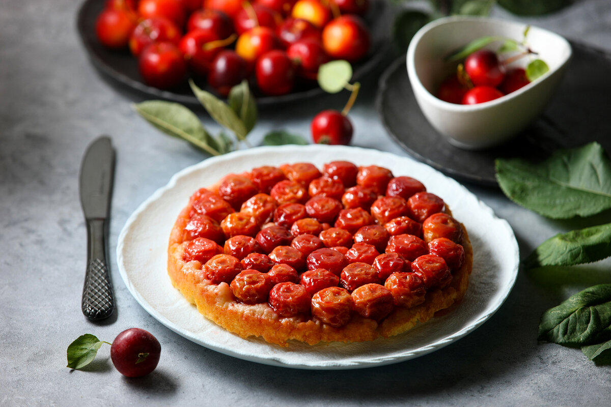 Тарт с яблоками и марципаном