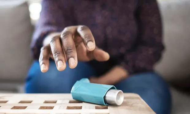 Исследование Asthma + Lung UK показало, что 90% людей с заболеваниями легких внесли изменения в свою жизнь, такие как меньшее потребление пищи или сокращение использования ингаляторов, чтобы справиться с растущими расходами.