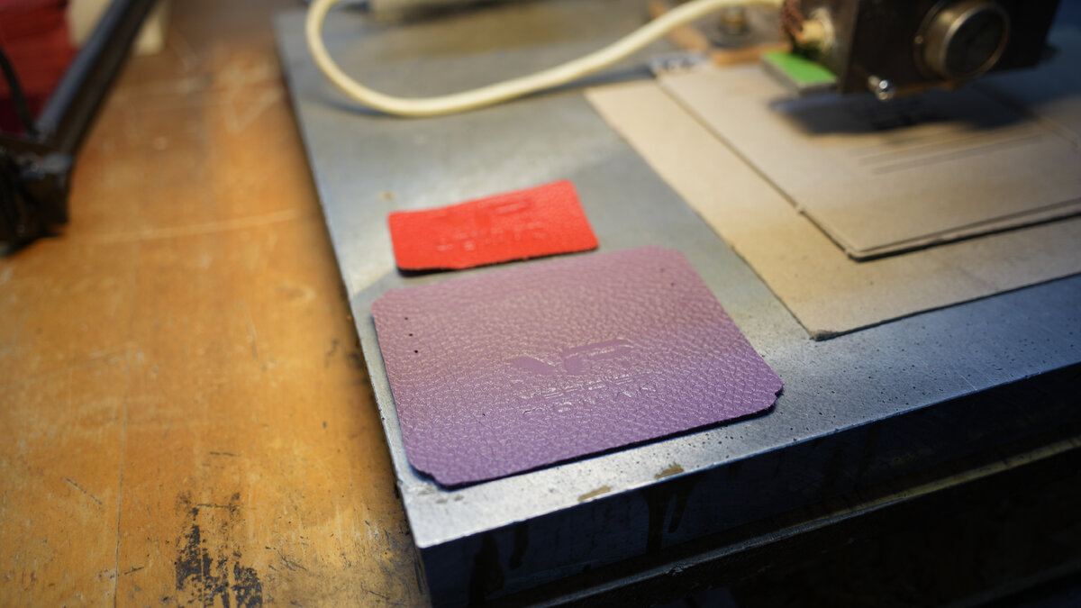 А тут наносят эмблему на изделие