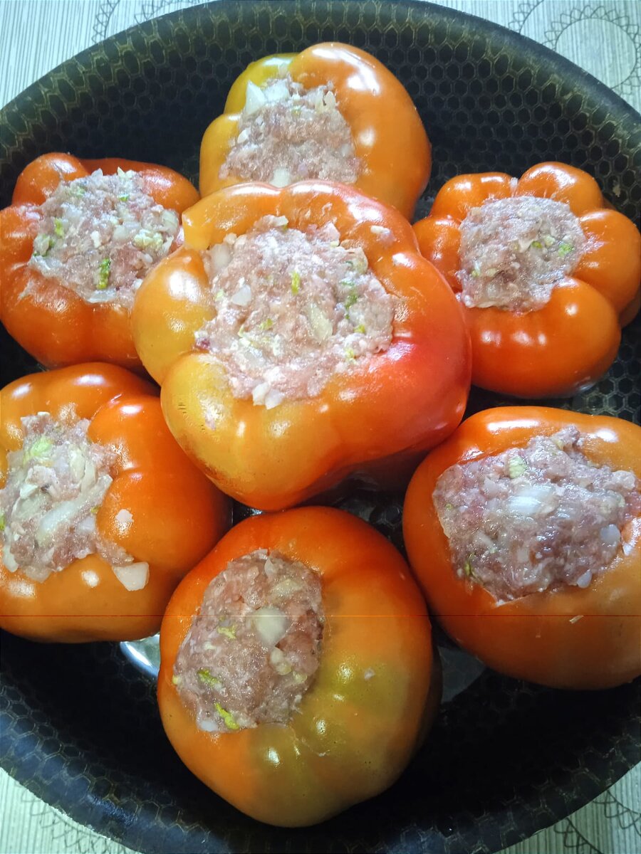 Нафаршированные и уложенные в жаропрочную посуду, болгарские перчики. 