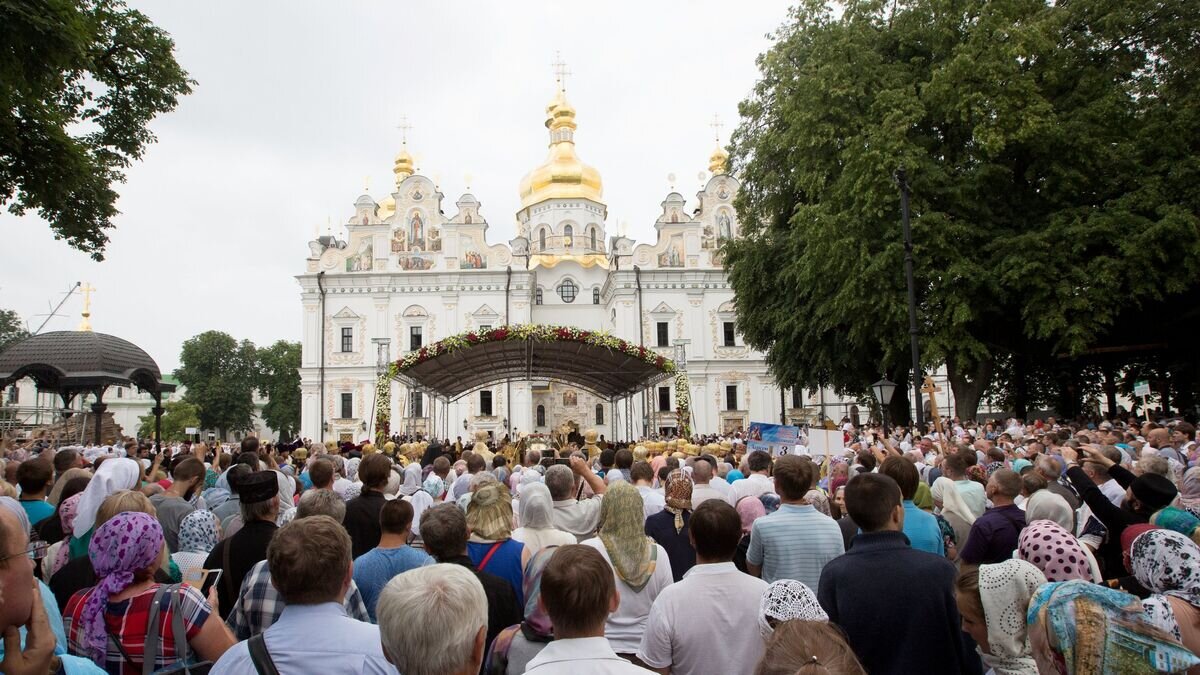    Участники Крестного хода, посвященного 1030-летию Крещения Руси, в Киево-Печерской лавре в Киеве© РИА Новости / Стрингер