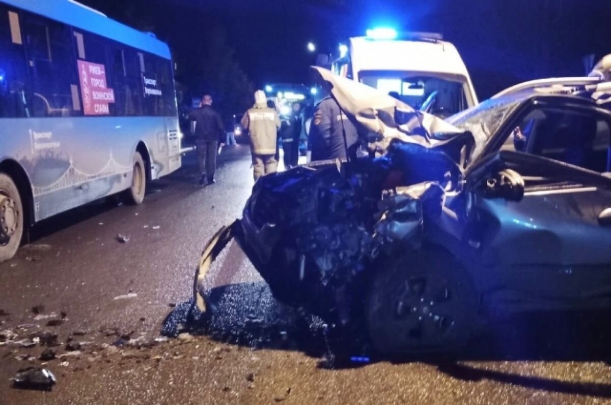    В Тверской области легковой автомобиль врезался в автобус с пассажирами