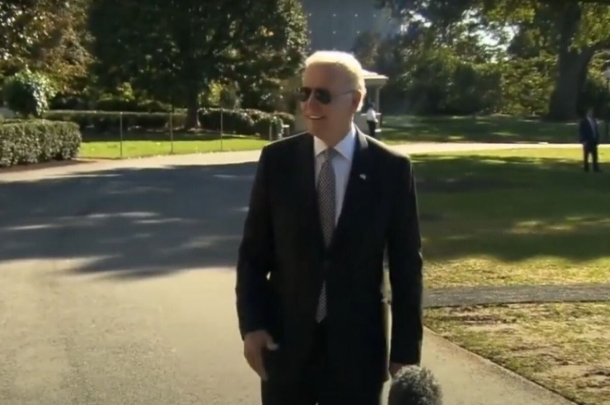    Попятившегося от журналистов Байдена сравнили с Гомером Симпсоном