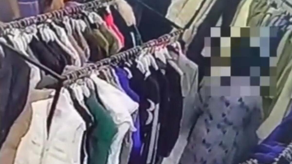    Женщина украла одежду из магазина в Туркестане:t.me/POLICE_of_KZ