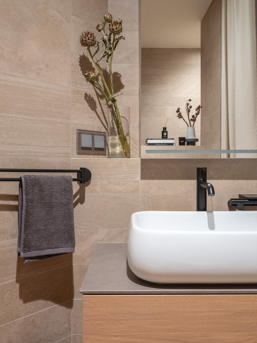 Современный шик и элегантность. Естественные цвета и оригинальный дизайн в квартире нестандартной планировки