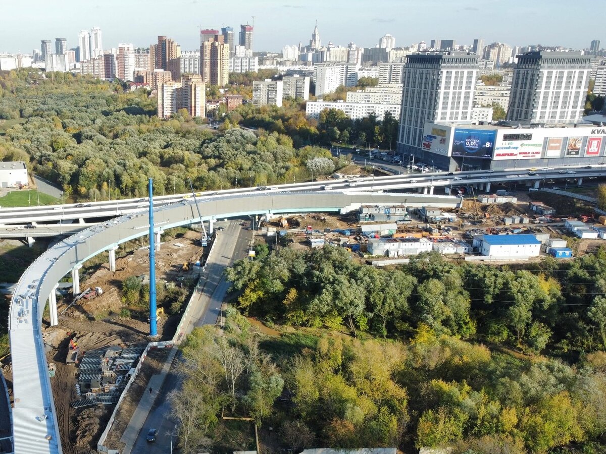 📷 3: Ветвь в сторону «Аминьевской». Завершается монтаж навеса.