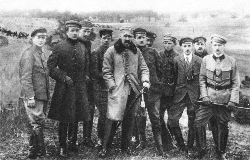    Ю. Пилсудский с членами Польской военной организации, 1917 год. Фото: общественное достояние
