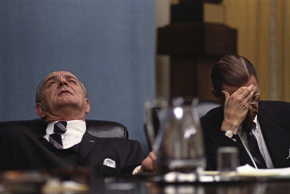 Линдон Джонсон и Роберт Макнамара после получения первых сводок с начавшегося Тетского наступления. Несмотря на партизанскую тактику, северный Вьетнам. периодически давал жесткие масштабные сражения.  