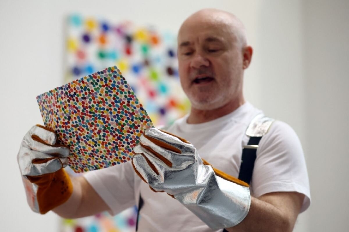    Художник Дэмиен Херст сожжет тысячи своих работ в лондонской галерее