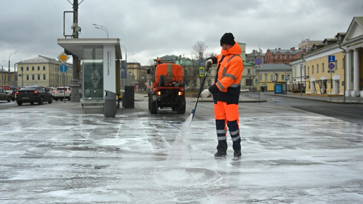    Промывка моющим средством дорог и тротуаров в Москве© РИА Новости / Евгений Одиноков