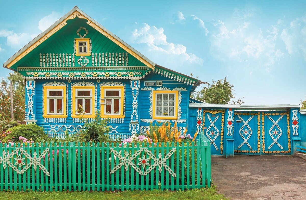 Дома в деревне продают всякие. Ну, чем не красавец этот домик!