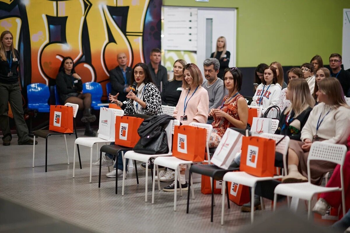 Гости смогли обменяться опытом в рамках специальных сессий, послушать тематические лекции приглашенных спикеров и задать вопросы 