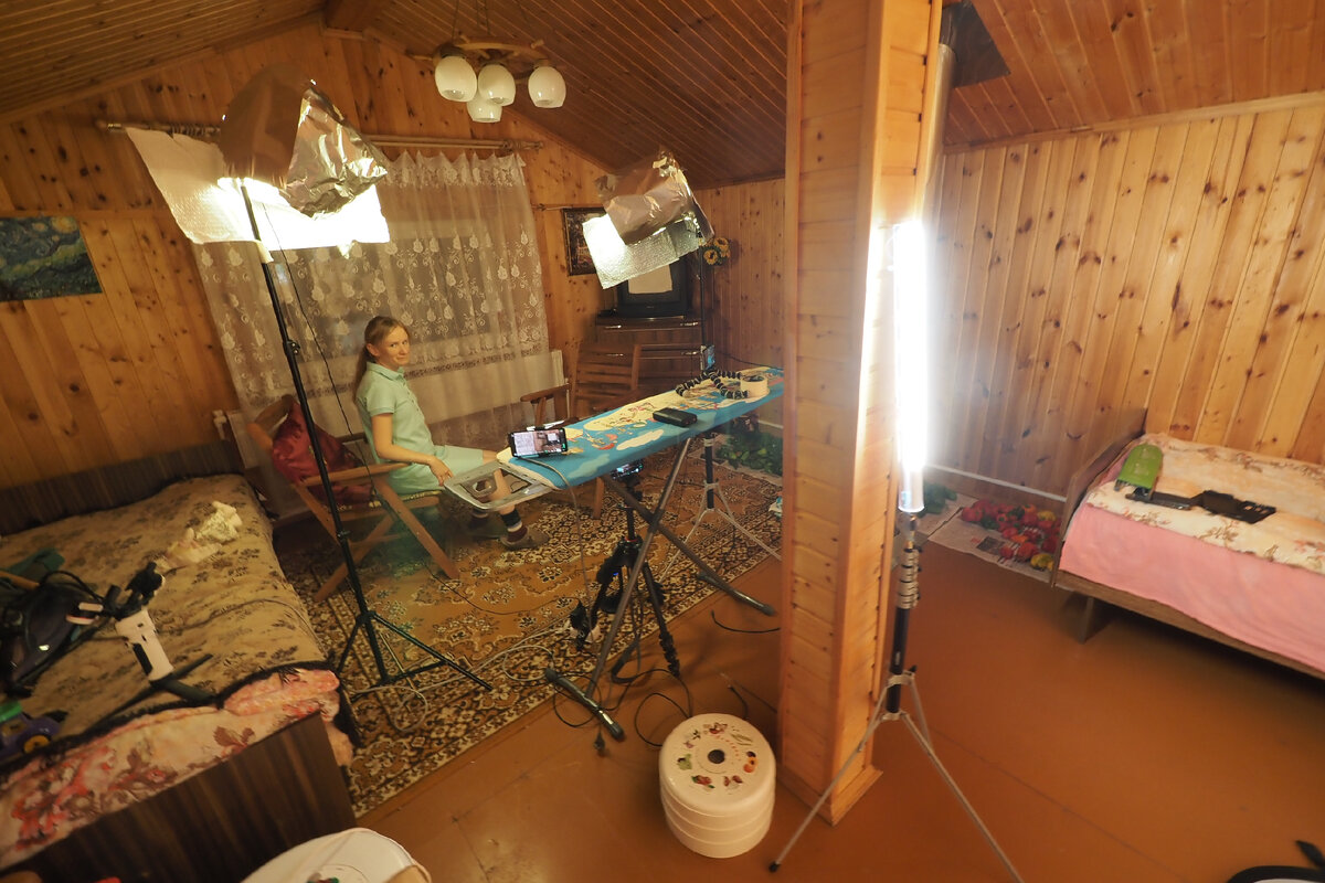 Подготовленная к съёмке комната и я в ней.