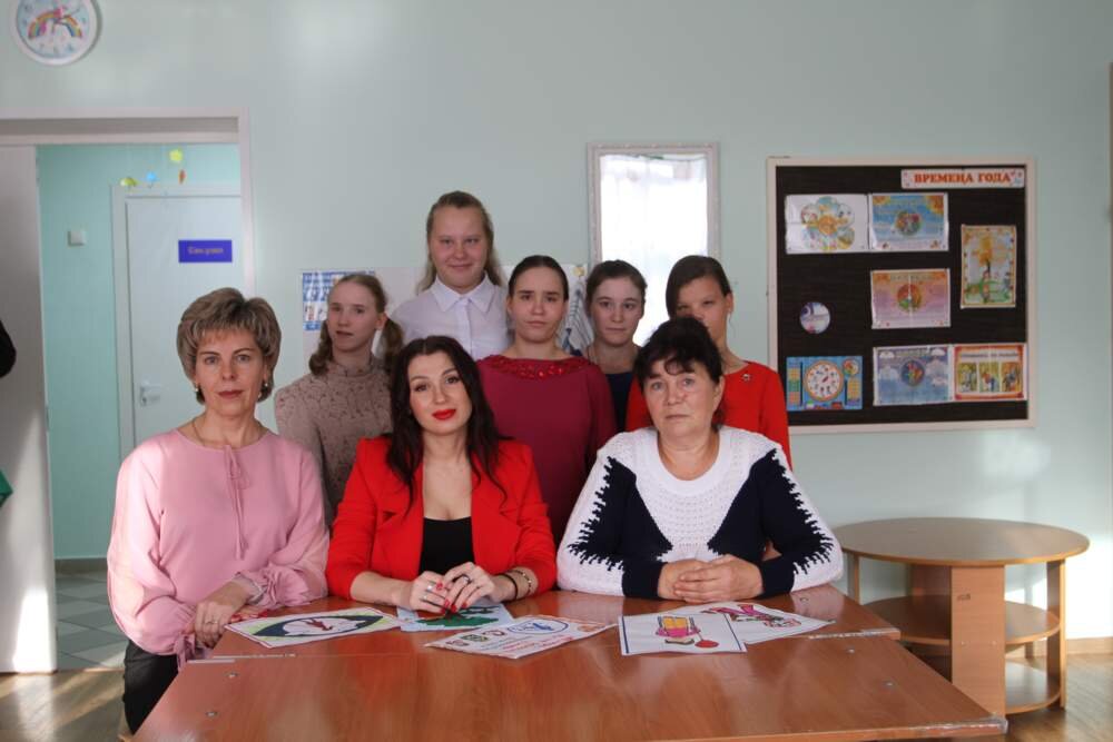 Заместитель директора интерната Надежда Геннадьевна Варламова, заместитель директора Оксана Александровна Гулейко, помощник воспитателя Людмила Александровна Мордвинова с ребятишками. Фото Анатолия Статейнова.