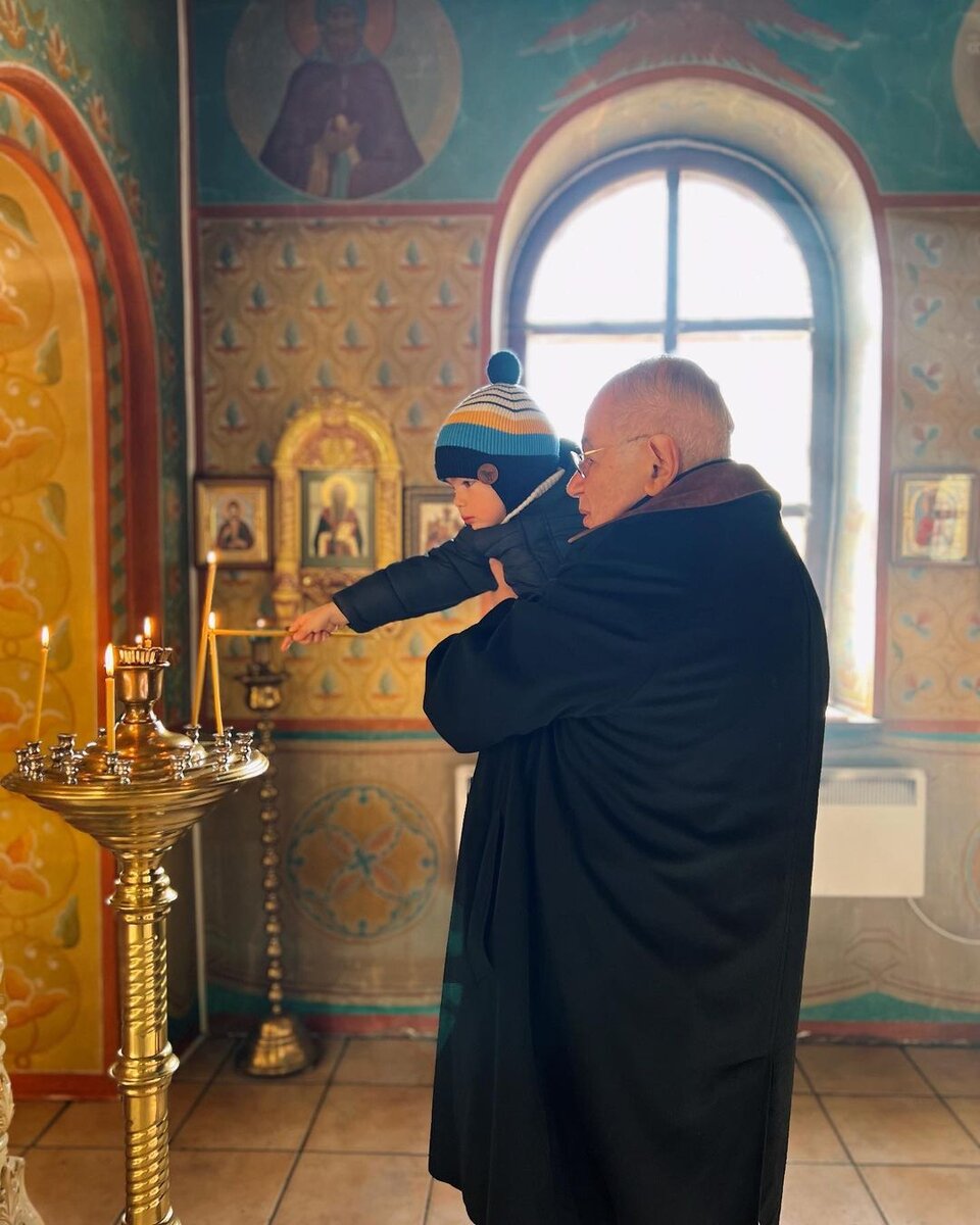    Евгений Петросян с сыном ВаганомСоцсети