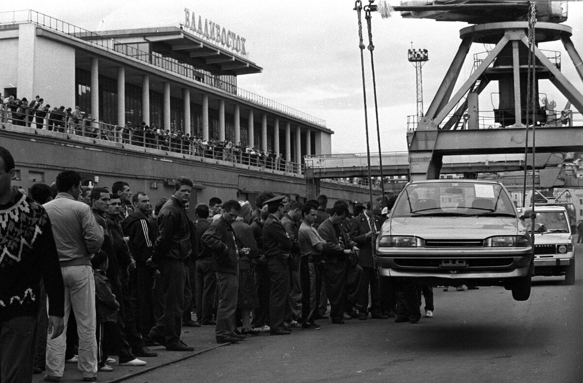 Выгрузка японских автомобилей в порту Владивостока.