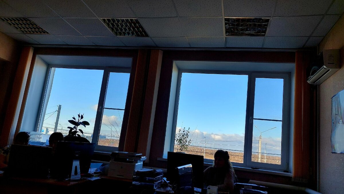 У левого окна Снежана обучает Асю за своим столом.