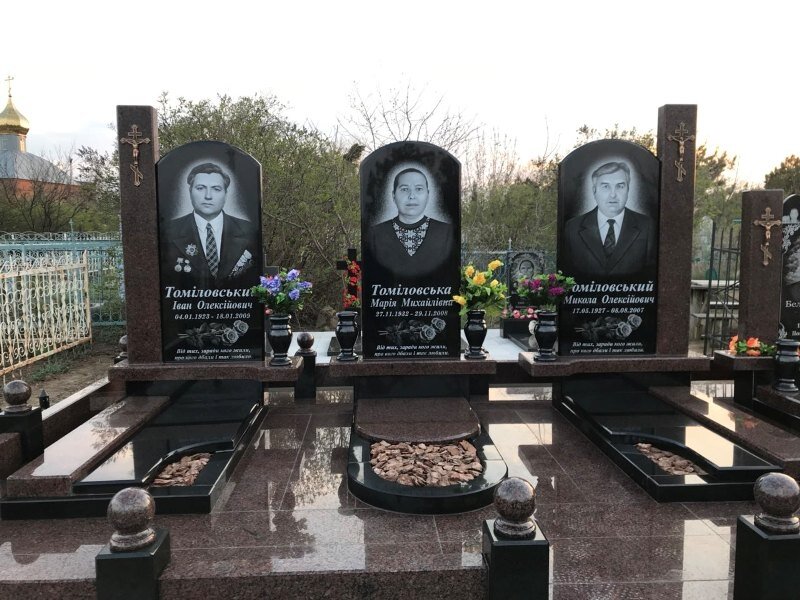 Памятники на могилу на 3 человека из гранита фото