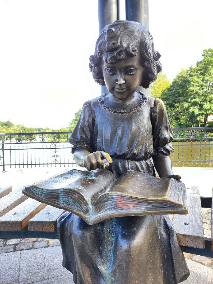 Скульптура «Девочка с книгой». Источник — dzen.ru/pa_myatnik