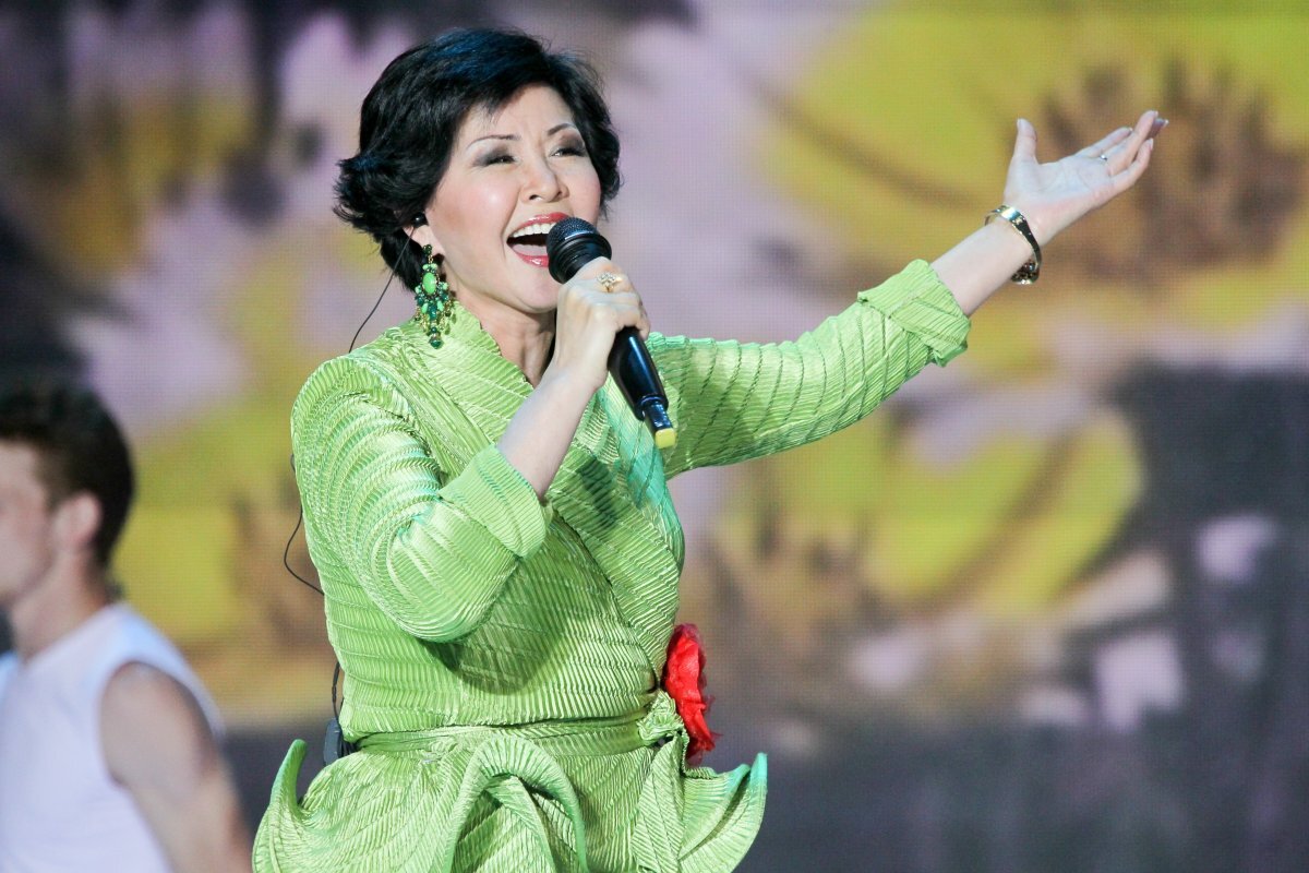    Певица Роза Рымбаева.