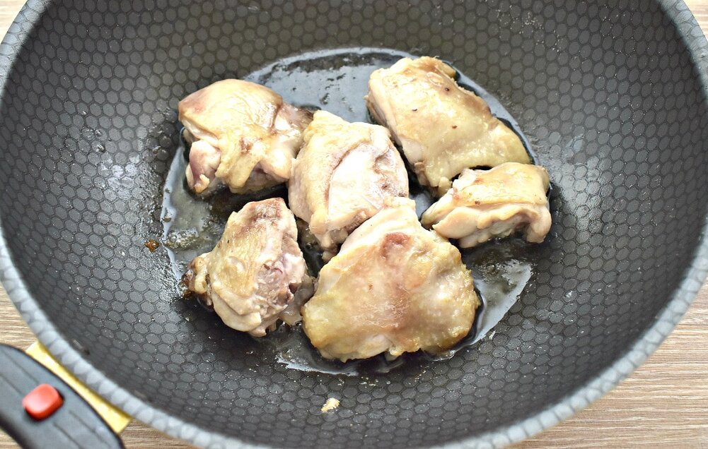 Тушёные куриные бедра с луком рецепт с фото, как приготовить на пластиковыеокнавтольятти.рф