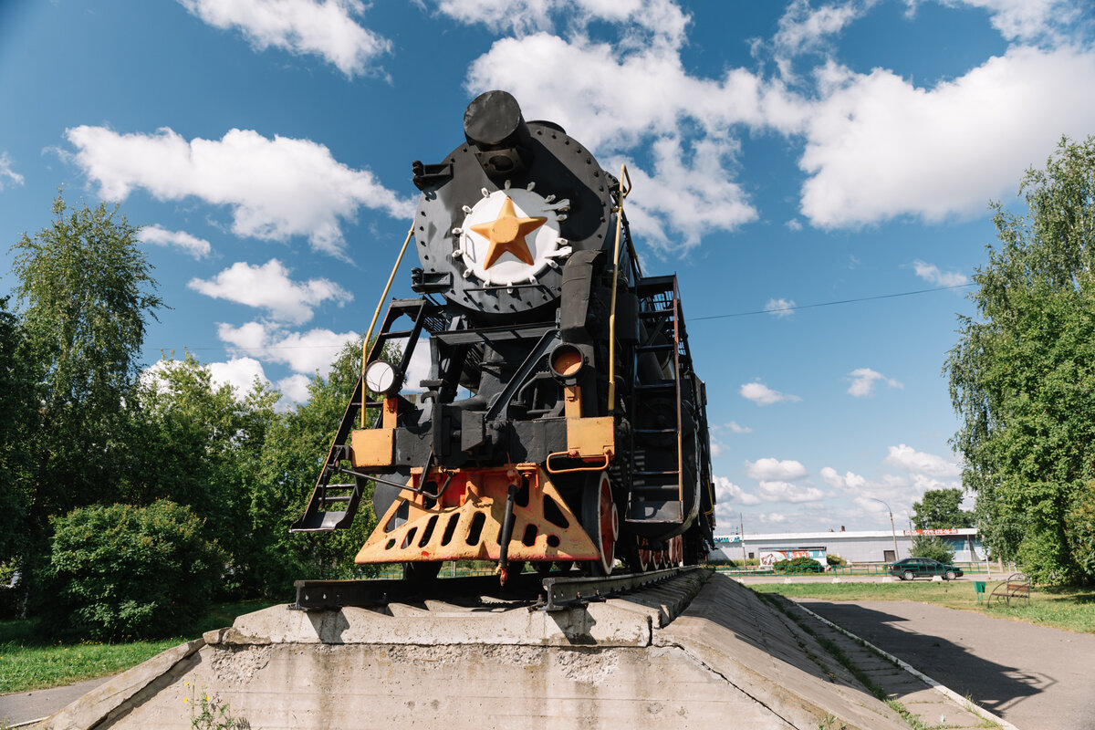 Пассажиров на вокзале локомотив, на который вполне легально можно забраться, чтобы сделать фото. 