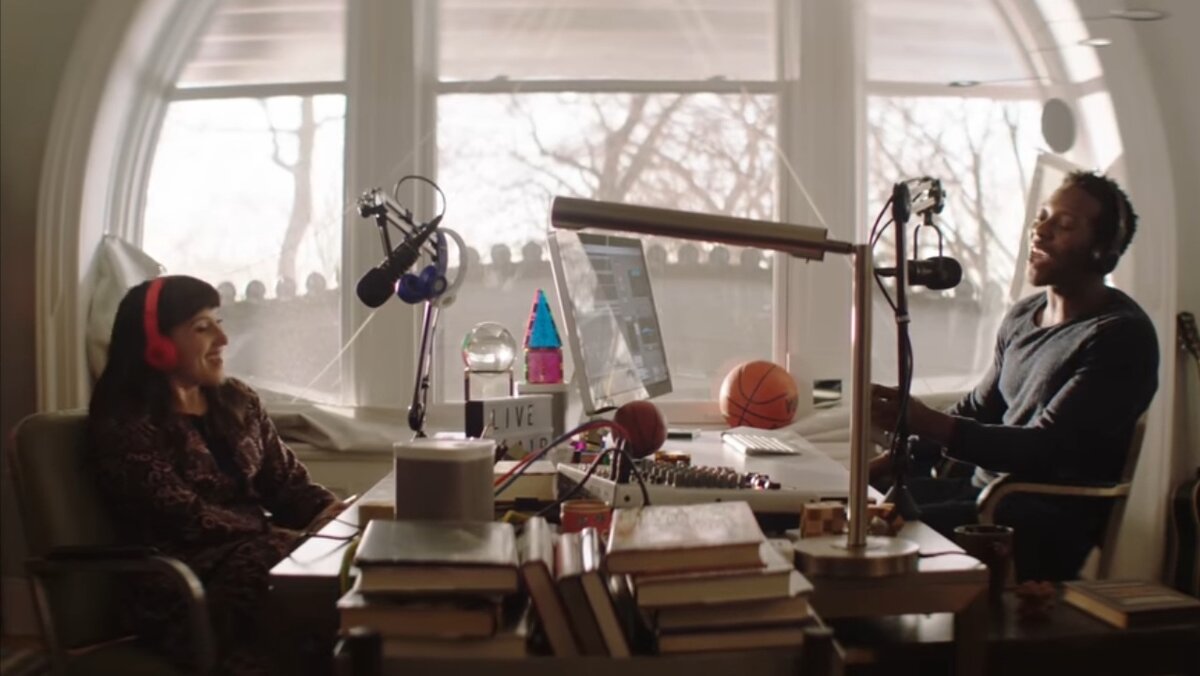 Кадр из 1 серии 1 сезона сериала: "Бог меня зафрендил"