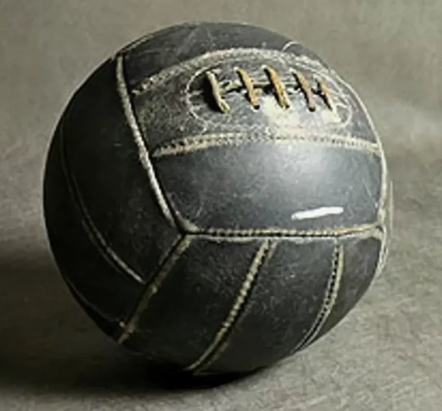 Первый мяч в футболе. Spalding первый волейбольный мяч. Волейбольный мяч Spalding 1900. Первый волейбольный мяч 1895. Первый волейбольный мяч фирмы Спалдинг 1900.
