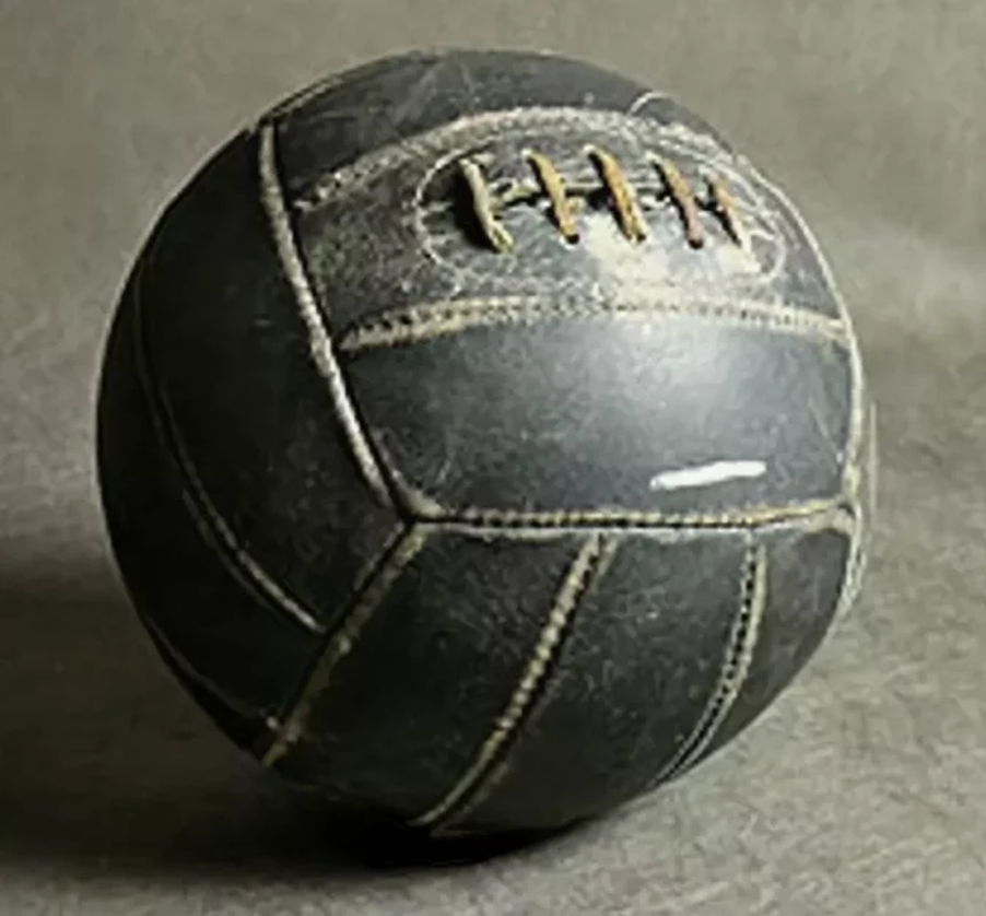 First ball. Spalding первый волейбольный мяч. Первый волейбольный мяч 1895. Волейбольный мяч Spalding 1900. Первый волейбольный мяч 1897.