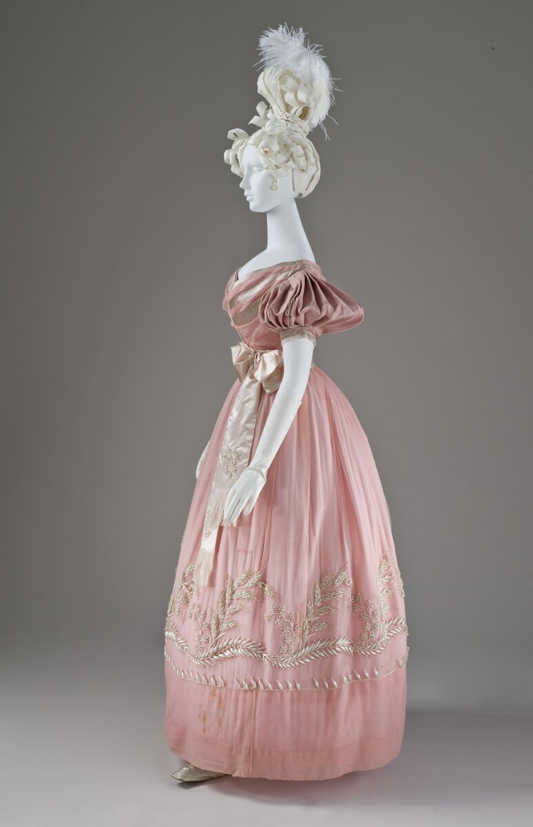 Бальное платье ,около 1830 год. Вид сбоку.
