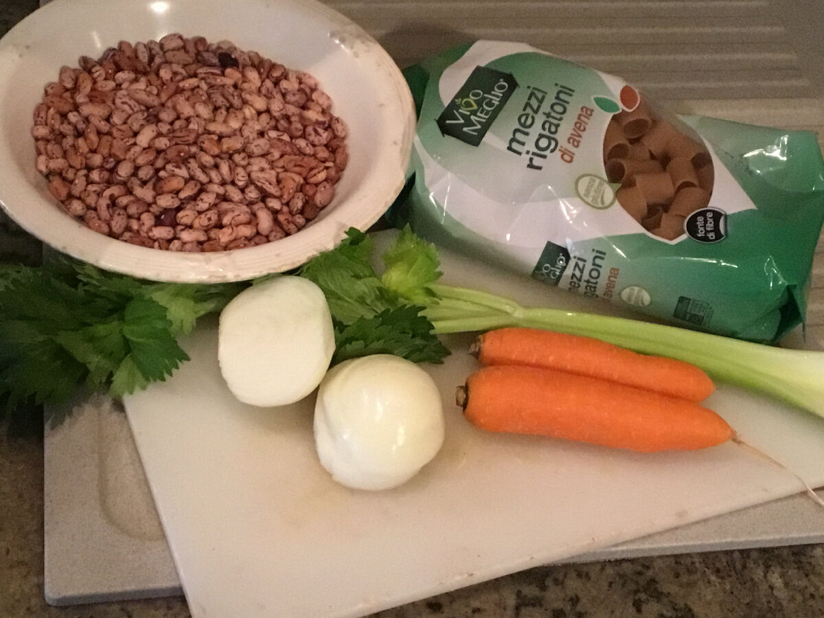 Все ингредиенты, кроме томата. Можно, кстати, готовить и без него. Макароны я взяла овсяные. Нам так больше нравится, хотя обычно используют простые макароны из твёрдых сортов пшеницы, желательно небольших форм, но не мелкие как для пластины. Можно использовать разные остатки макарон или мелко поломать спагетти (так делают на Сицилии).  