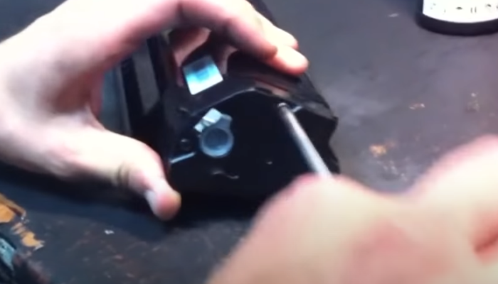 Фото 5. Выкручиваем винты с другой стороны