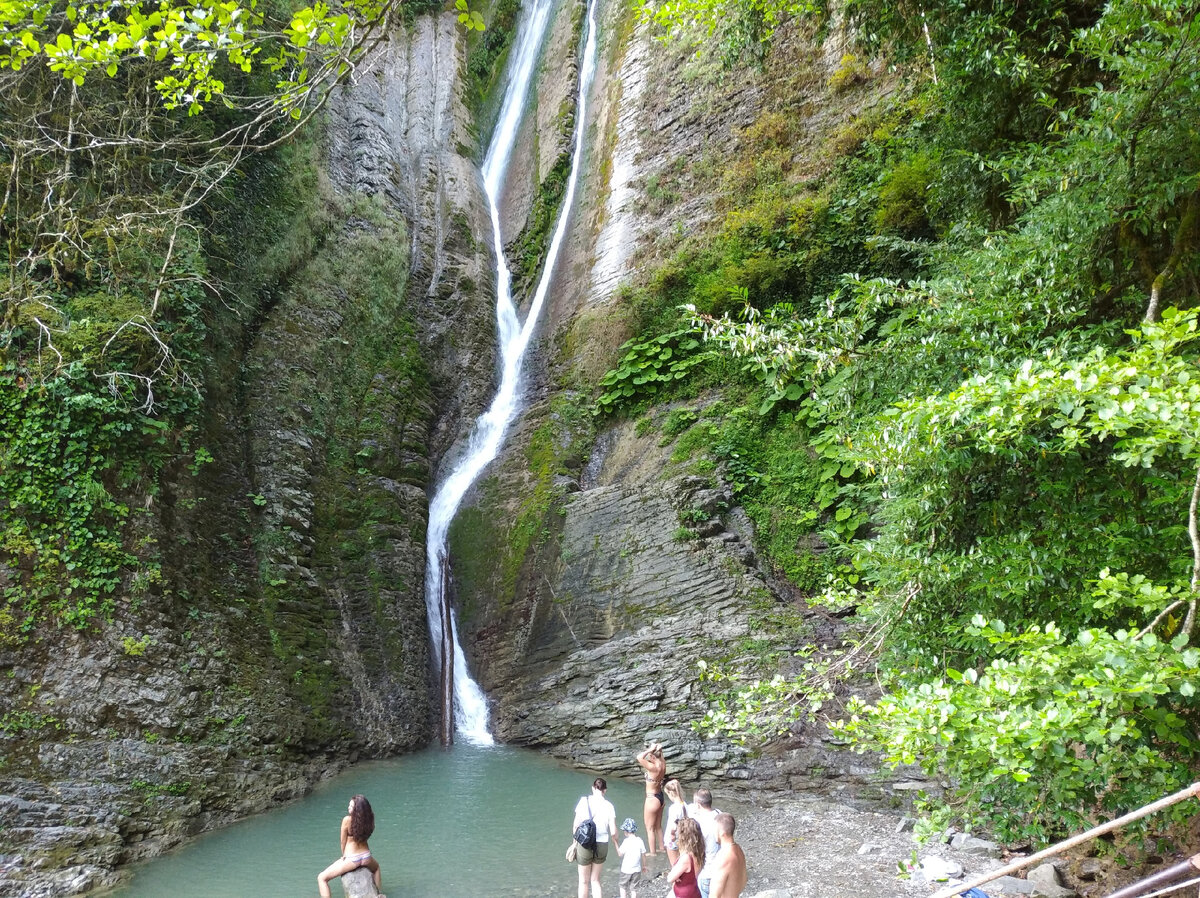 Ореховский водопад в конце ул.Джапаридзе