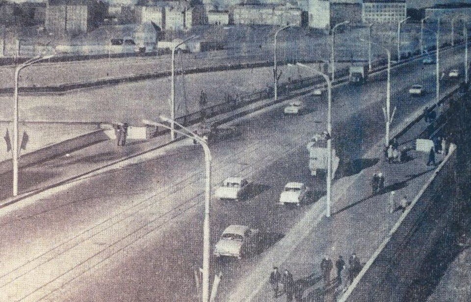     6 ноября 1972-го. Накануне вечером эстакадный мост торжественно открыли, а сегодня – его первый рабочий день. Нынче так пустынно на нем бывает разве что ночью.  Архив автора