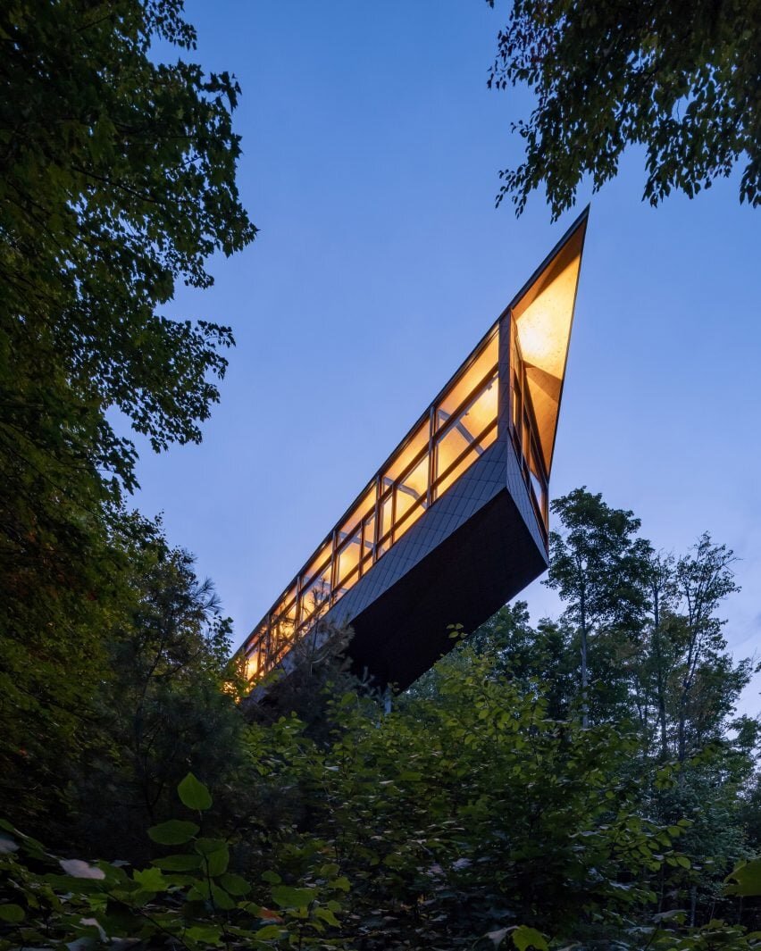 Источник изображения - https://static.dezeen.com/uploads/2022/06/more-cabin-kariouk-architects-cantilevers-canada_dezeen_2364_col_8-852x1065.jpg