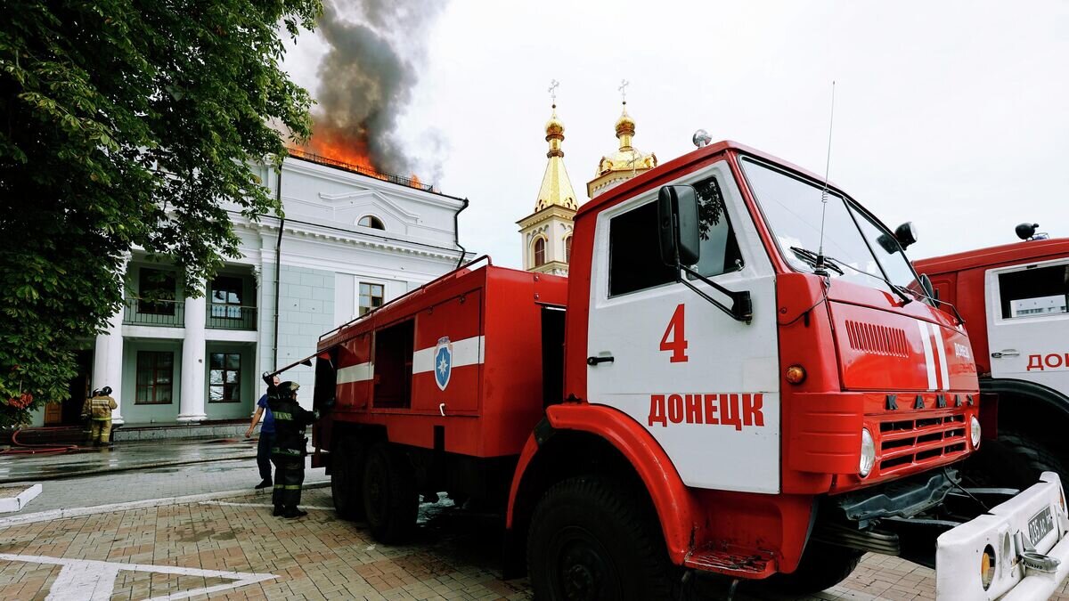    Сотрудники противопожарной службы МЧС ДНР тушат пожар в здании железнодорожного вокзала в Донецке© РИА Новости / Сергей Аверин