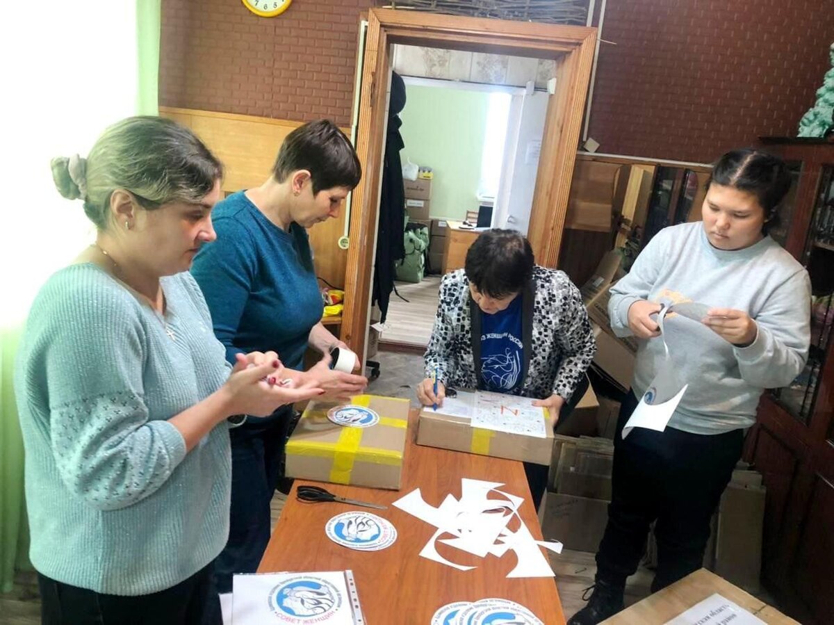    Из Адамовки для военнослужащих на передовую отправили сало, теплые вещи и рисунки от детей Елена Шкатова