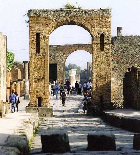 Арка Калигулы. В глубине — арка Тиберия и форум