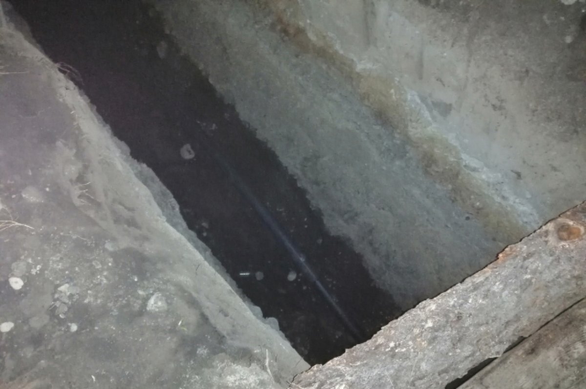    На Алтае женщина умерла после падения в глубокую траншею водопровода