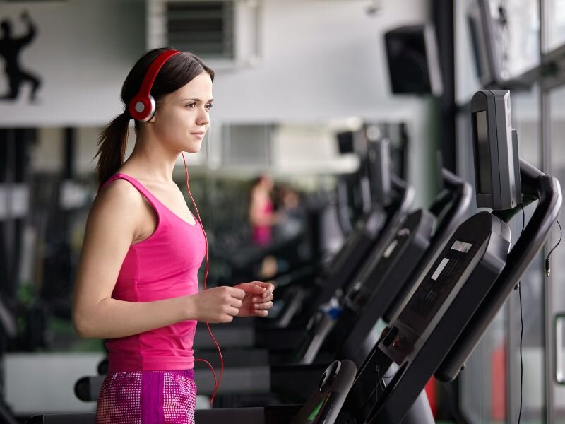 Тренировка на современной беговой дорожке – польза и удовольствие