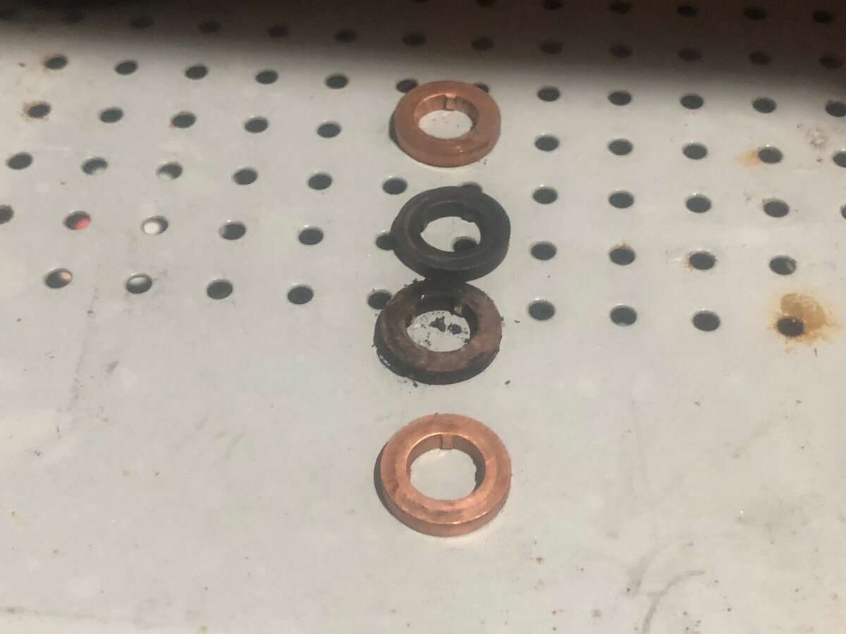  Кольца BoschF 00V C17 505. Перед установкой не замерял, должны быть 2,5мм Два, не прогоревших кольца оставил в ЗИП,  по итоговым замерам, толщина-2,49 мм